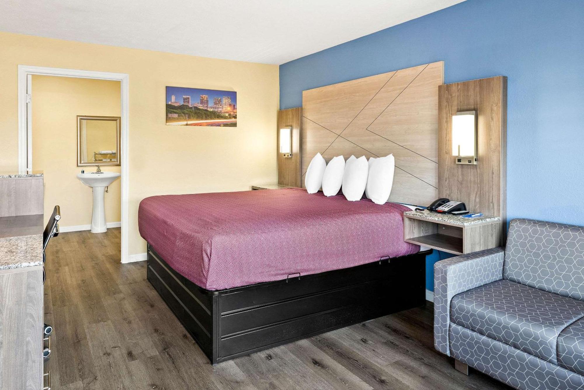 King Room with Roll-In Shower - Disability Access/Non Smoking