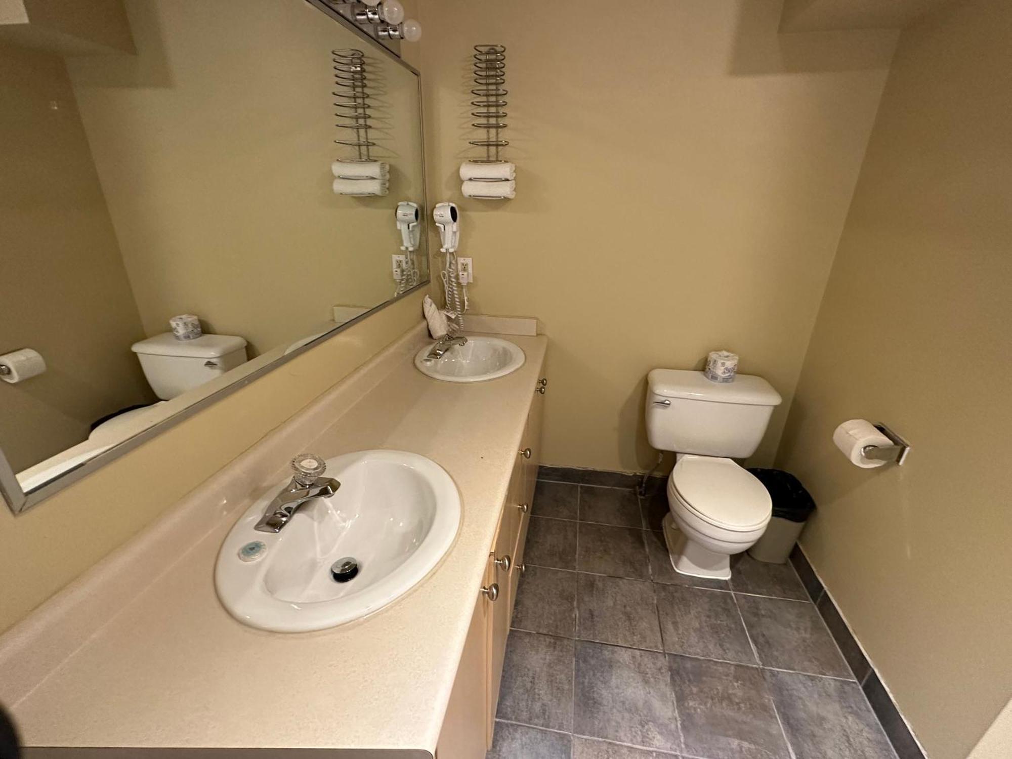 Suite with Hot Tub,1595405260:JPEG