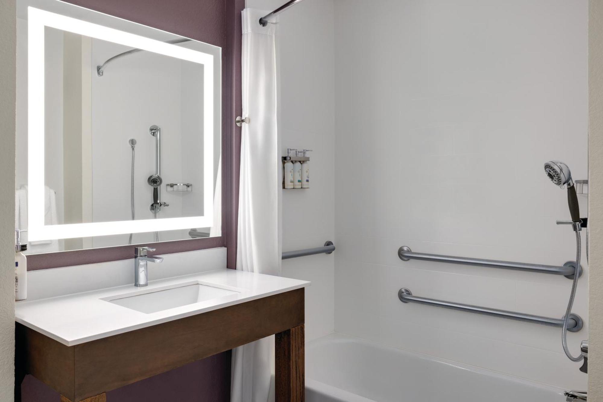 Queen Room with Mobility/Hearing Access - Non-Smoking