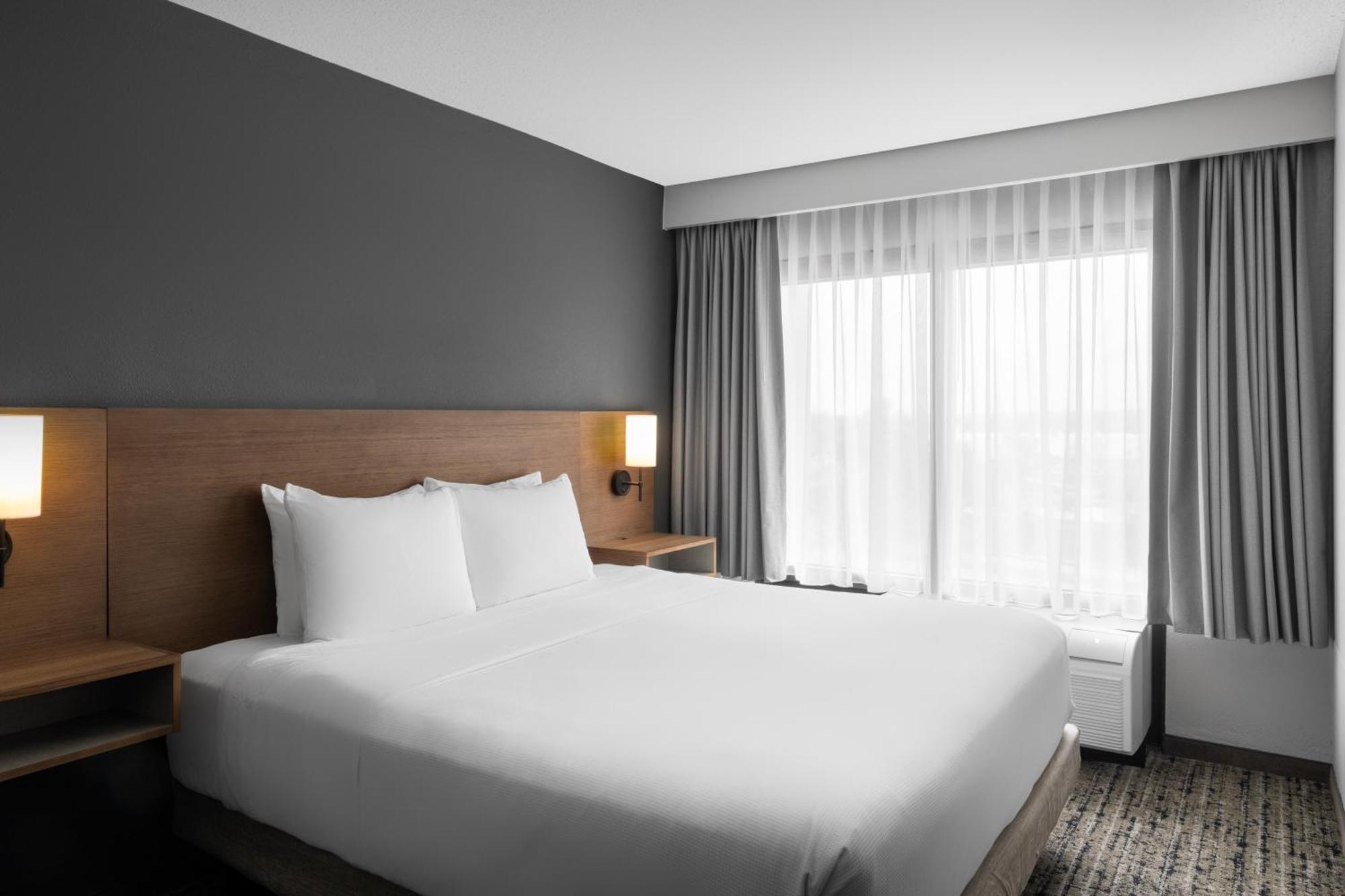 King Room with Sofa Bed and River View - High Floor