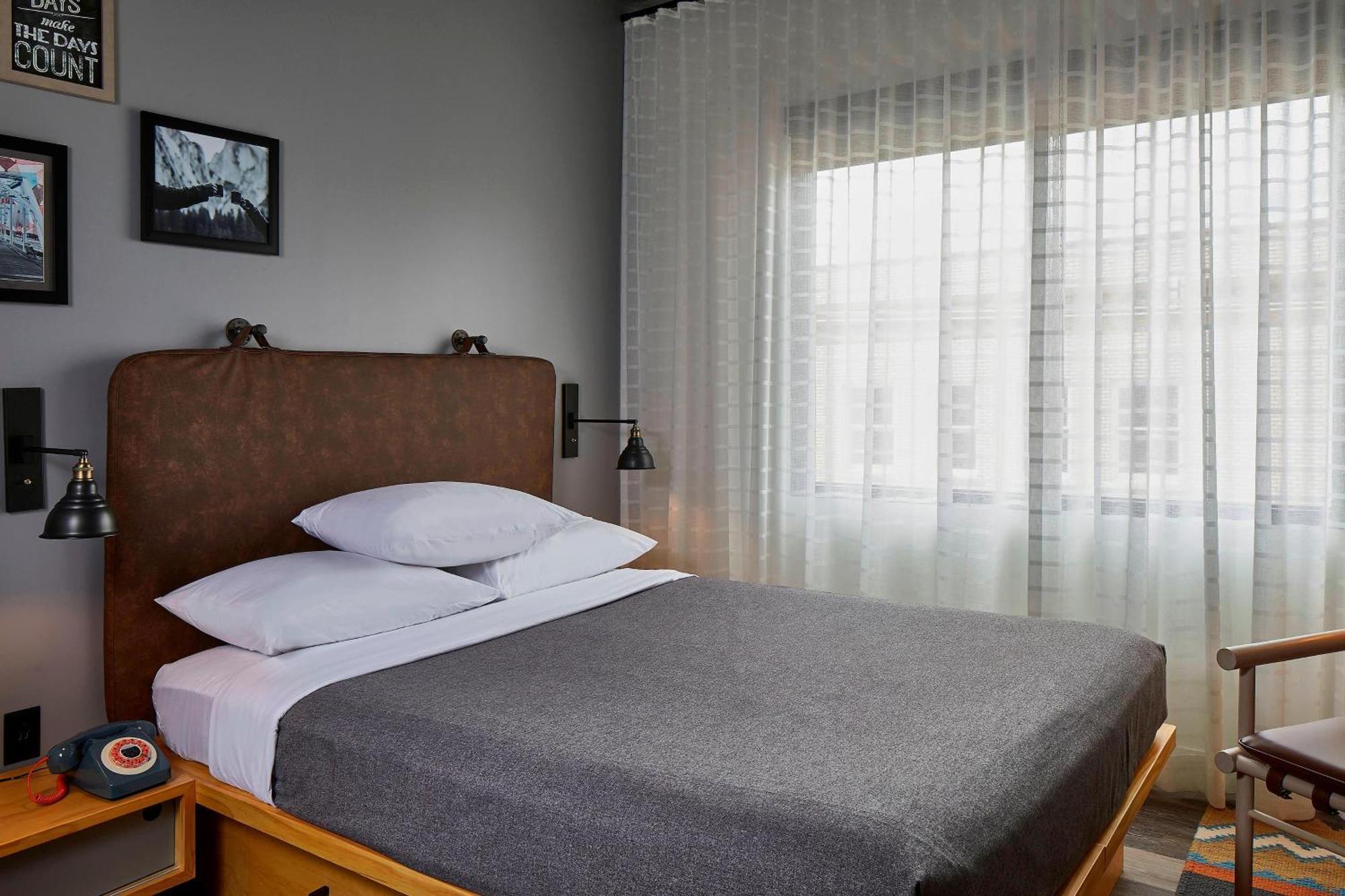 Queen Room with Roll-In Shower - Mobility Access/Hearing Accessible