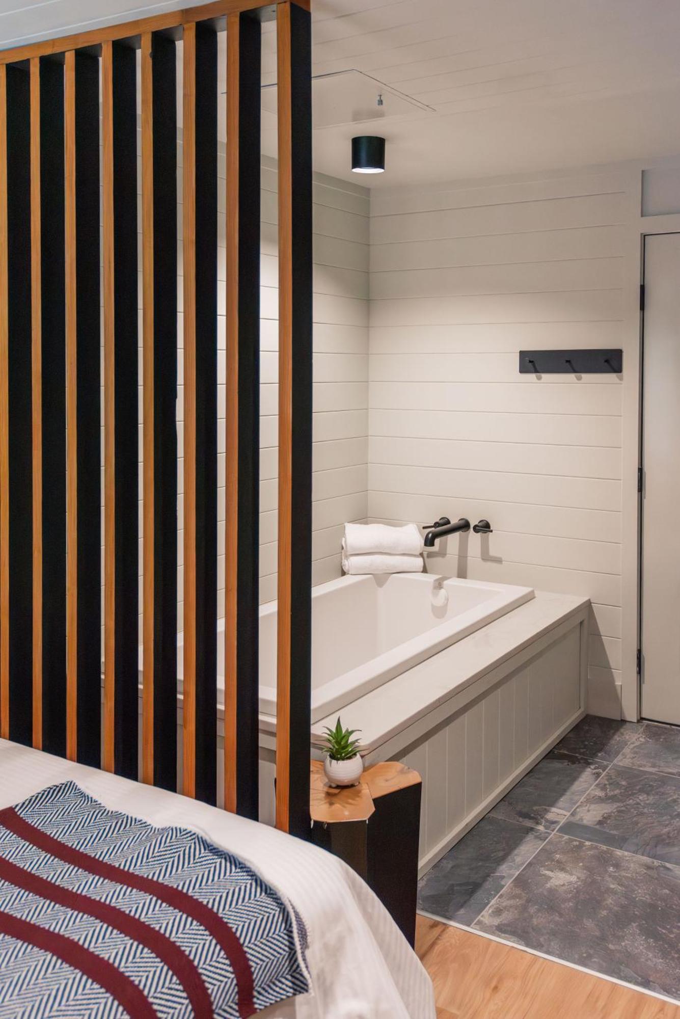 Majestic Glen with Soaking Tub,1597557813:JPEG