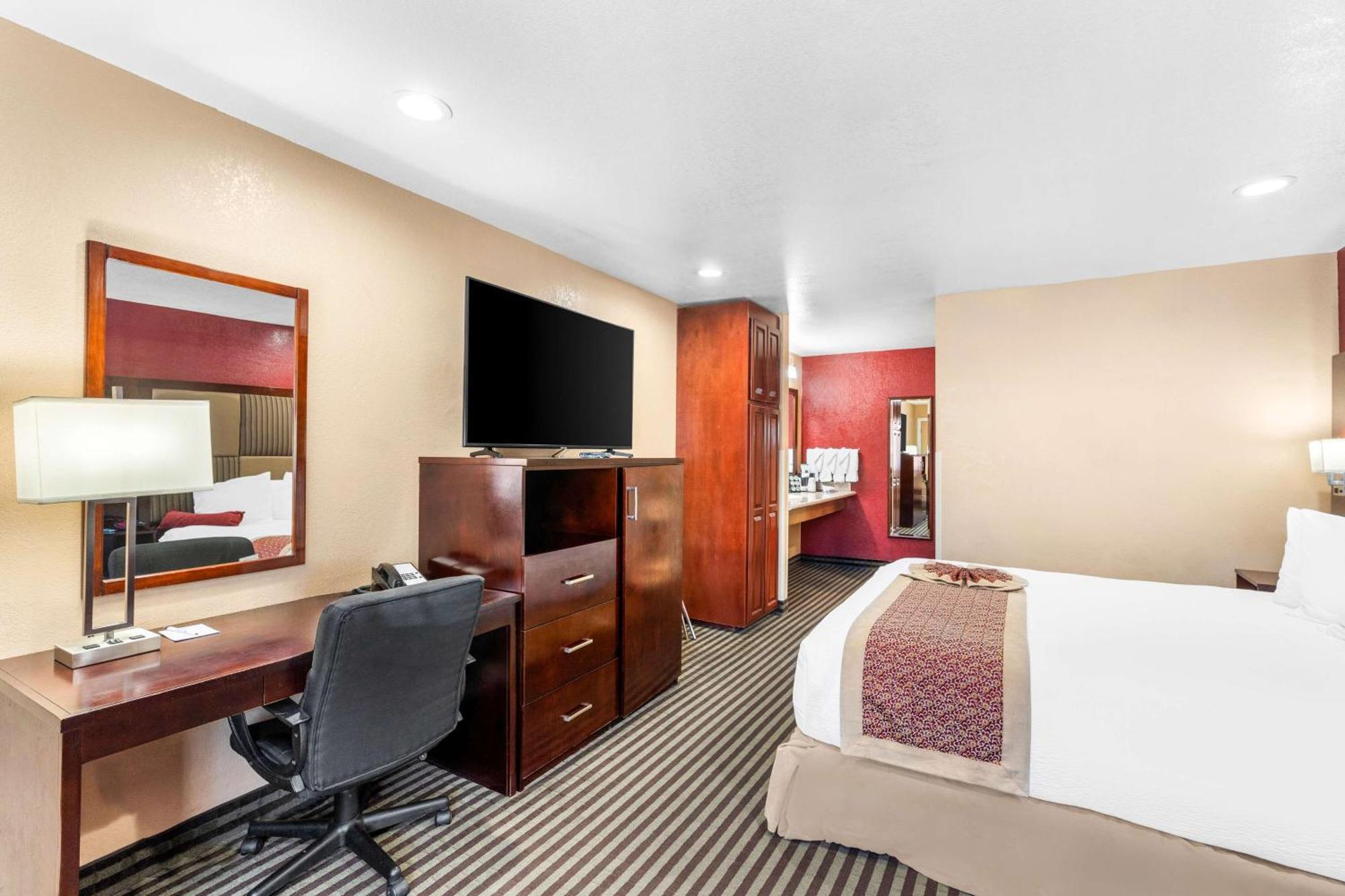 King Room with Roll-in Shower - Disability Access/Non-Smoking