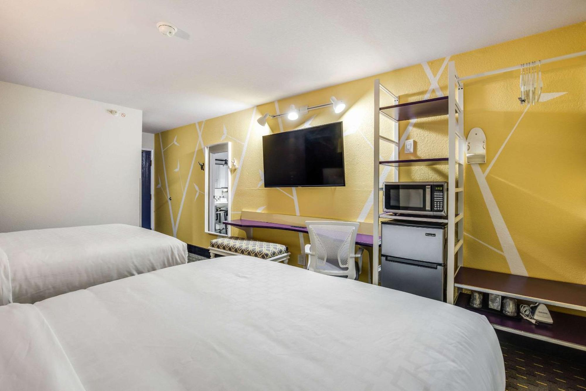 Standard Queen Room with Two Queen Beds and Shower - Non Smoking