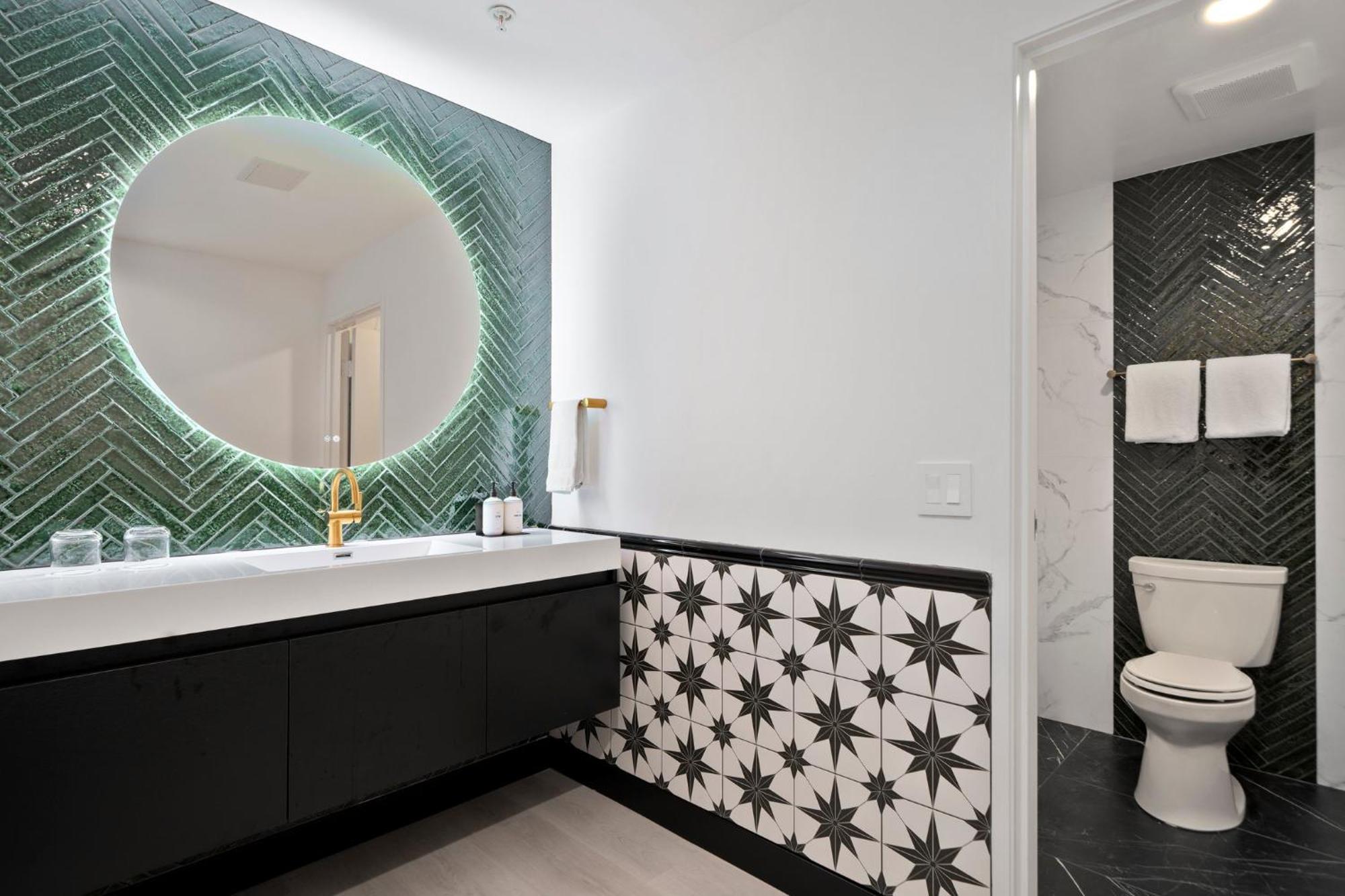 King Supreme with Sofa,1599653569:JPEG