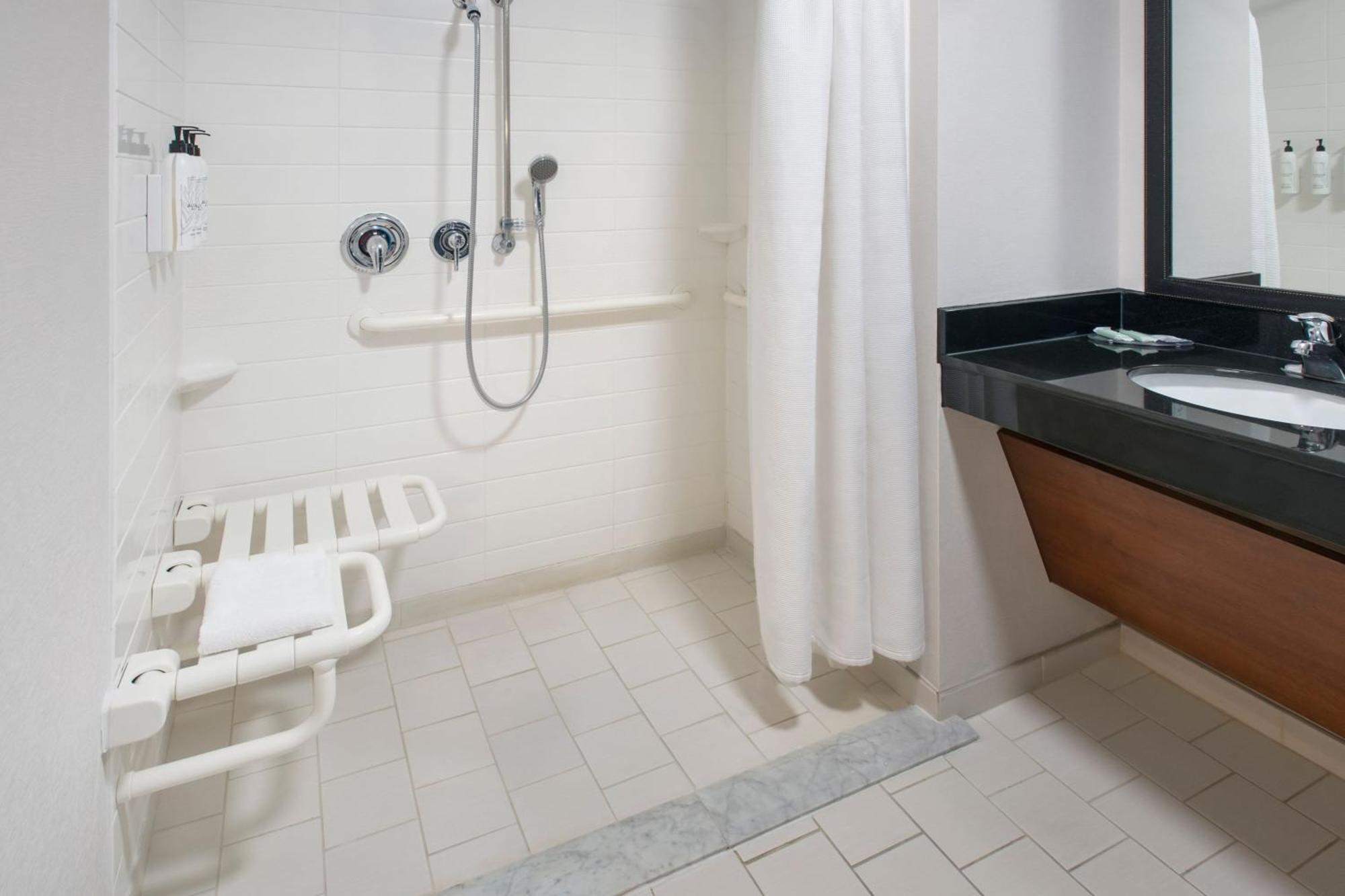 King Room with Bathtub - Mobility Access/Hearing Accessible
