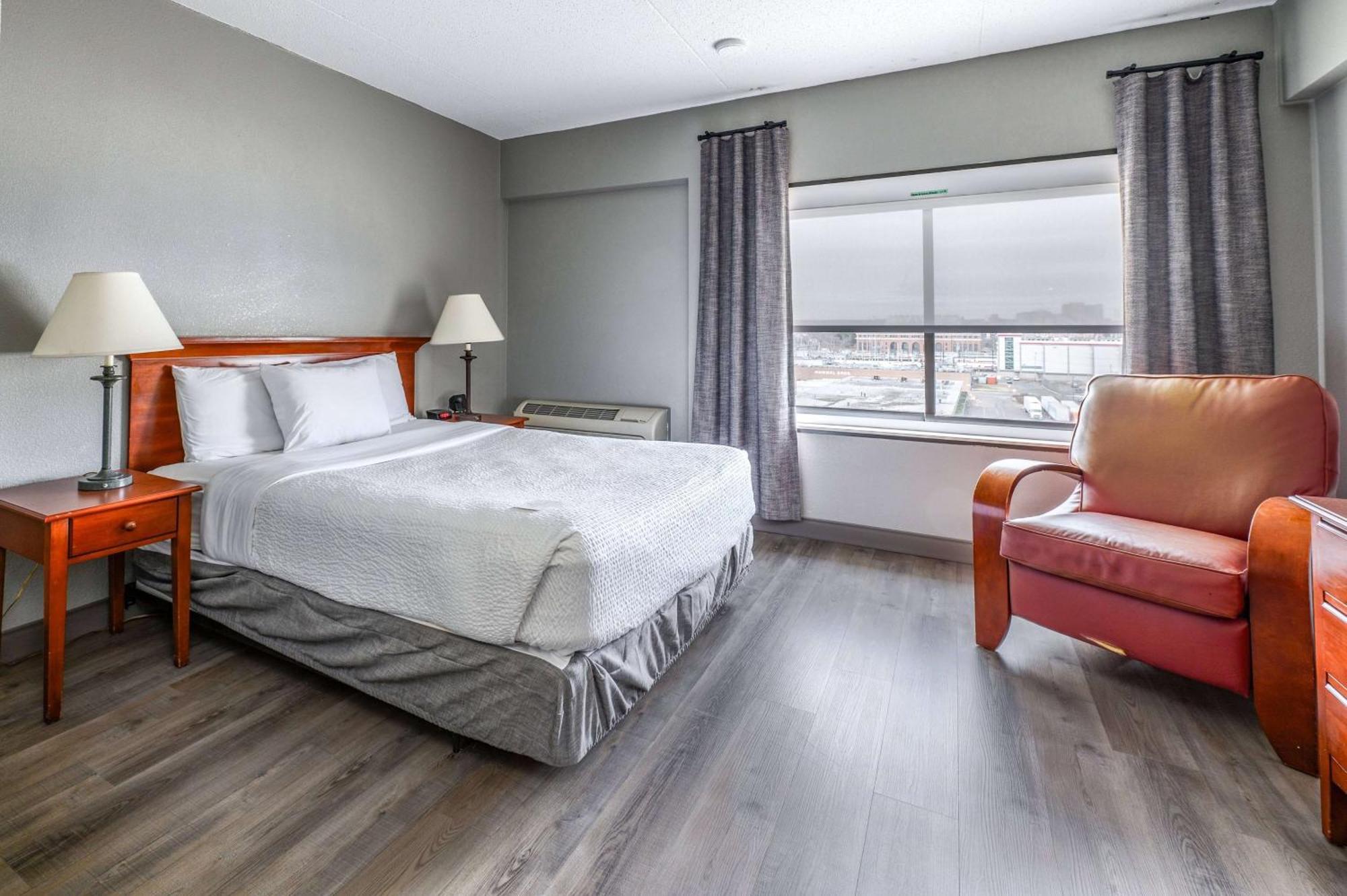 Queen Room with Limited View - Non-Smoking