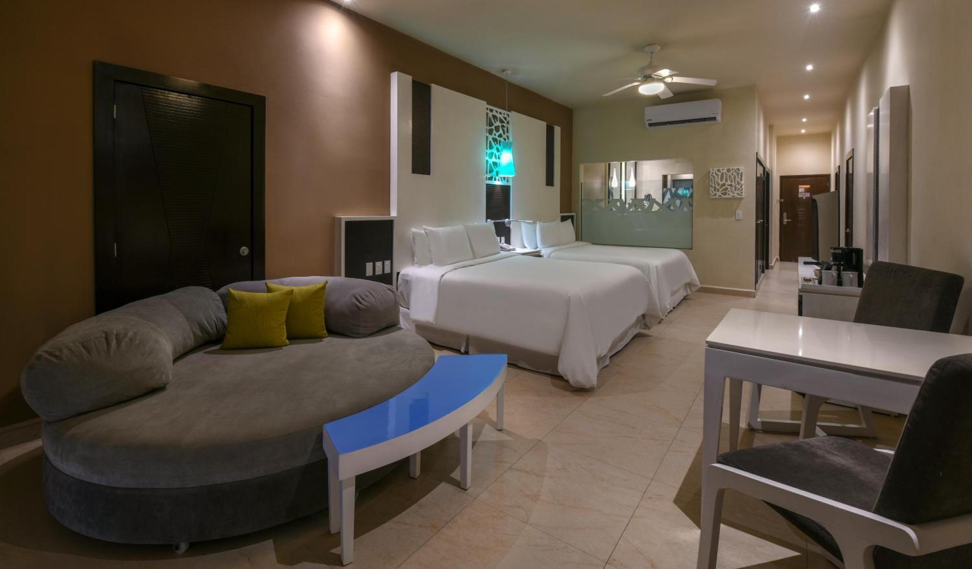 Oceanfront Swim up Suite