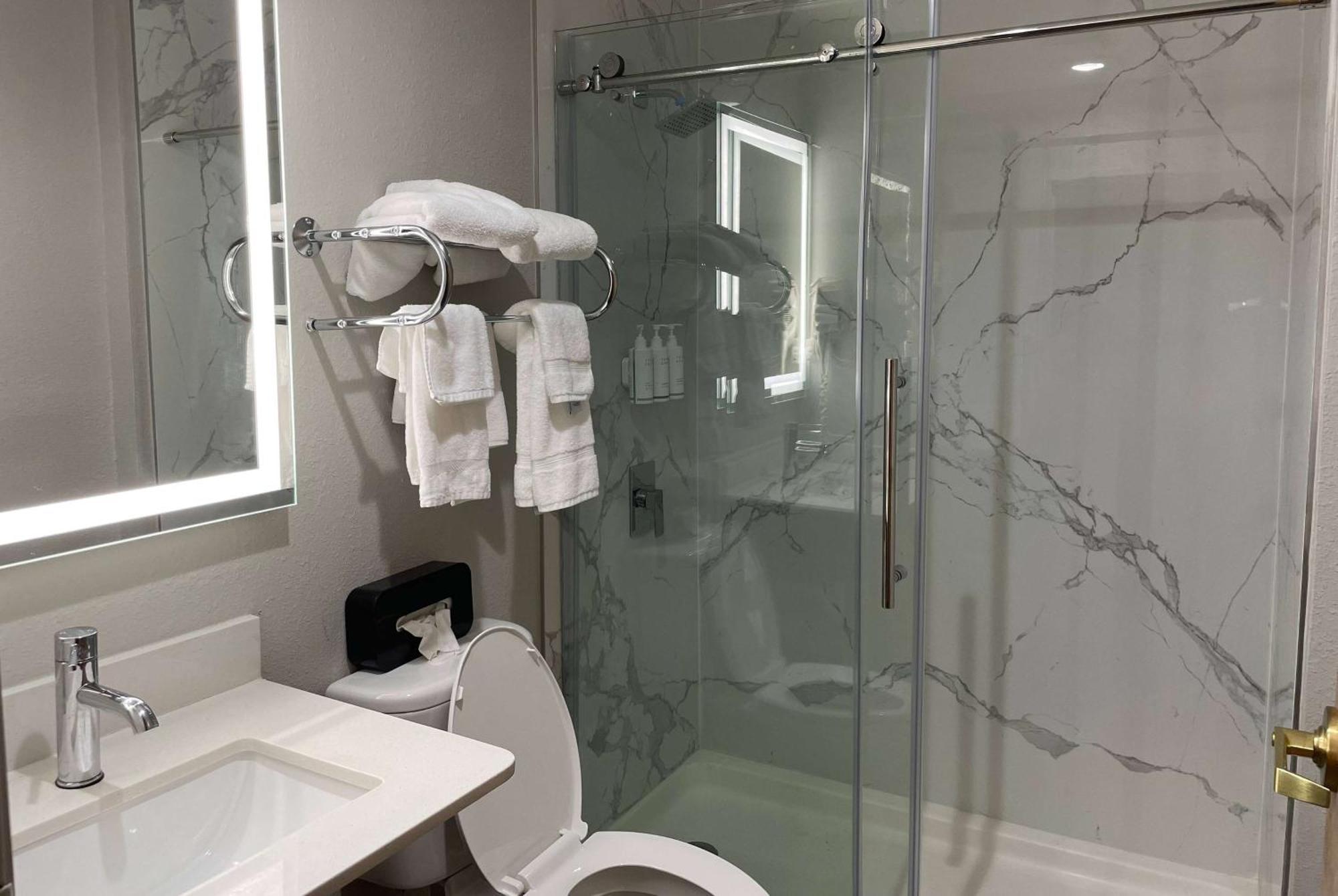 Queen Room with Shower - Non-Smoking