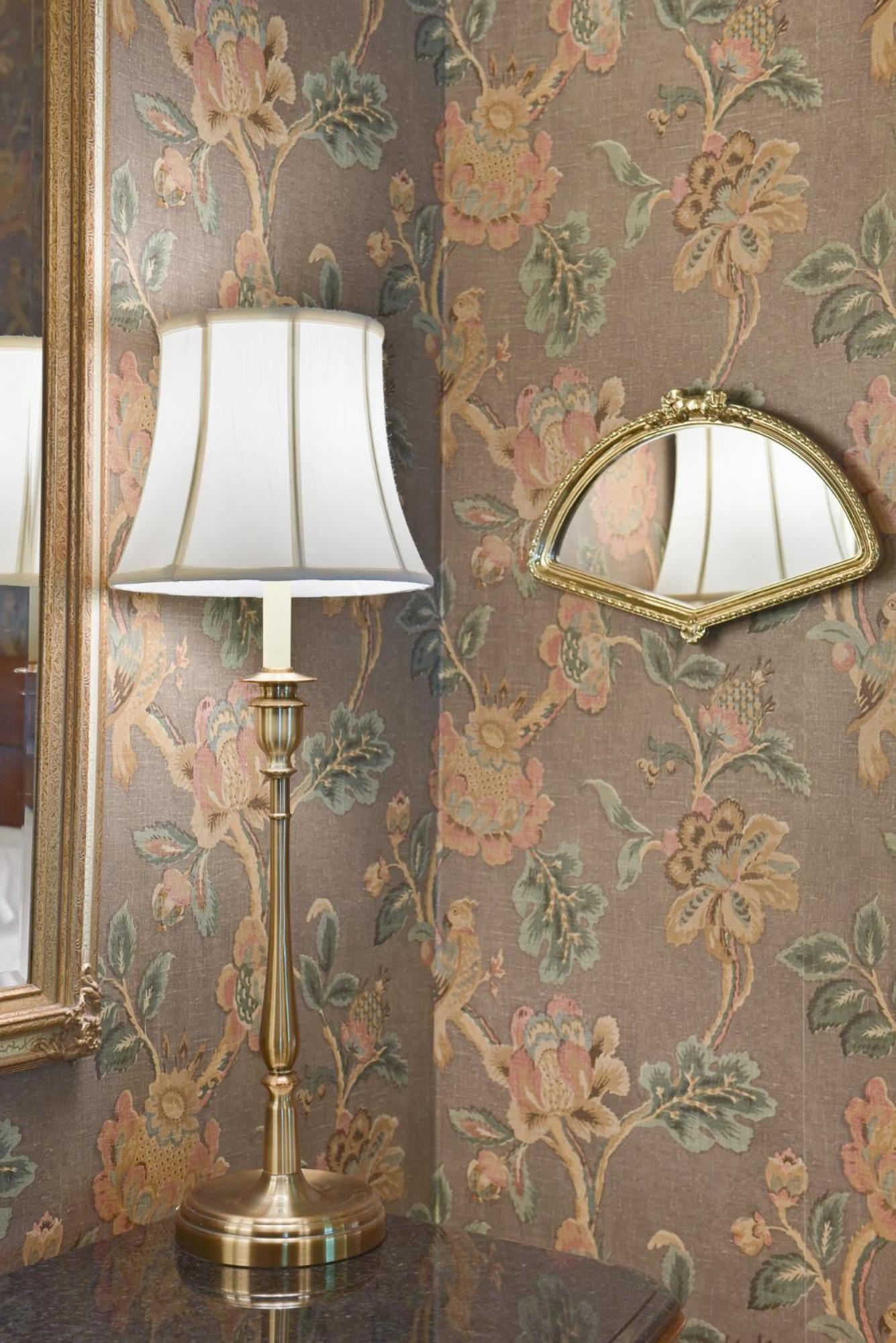 Deluxe Queen Suite