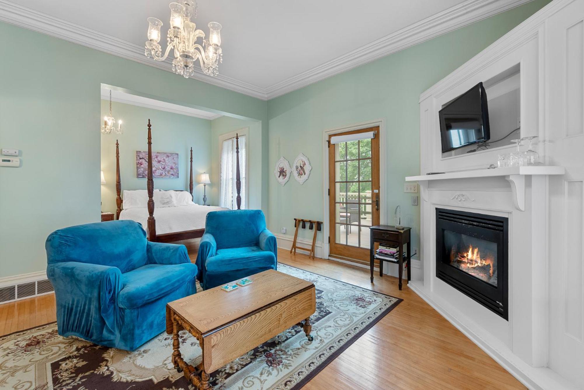 Deluxe Queen Suite