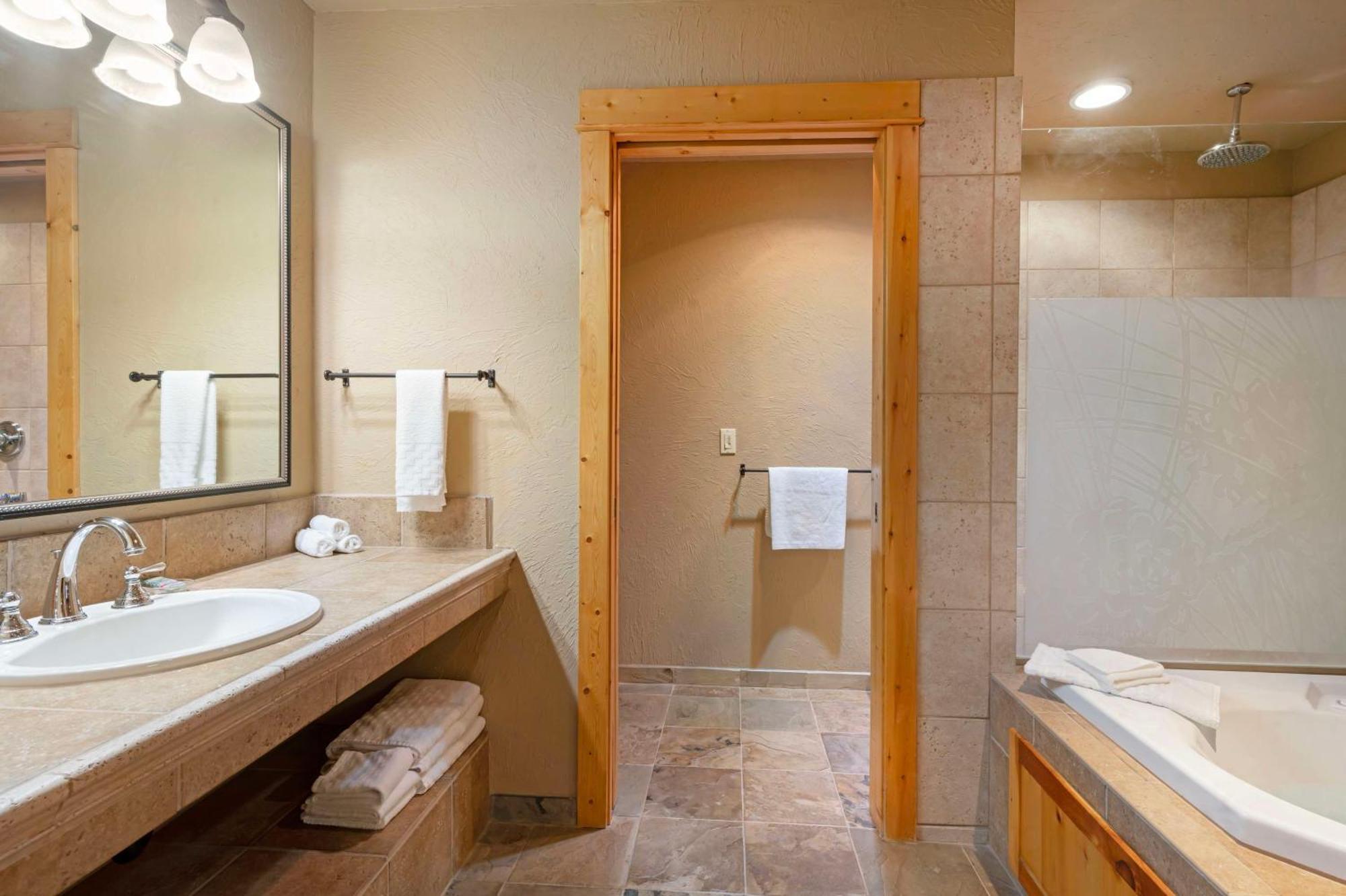 King Suite with Sofa Bed and Jetted Tub - Pet Friendly