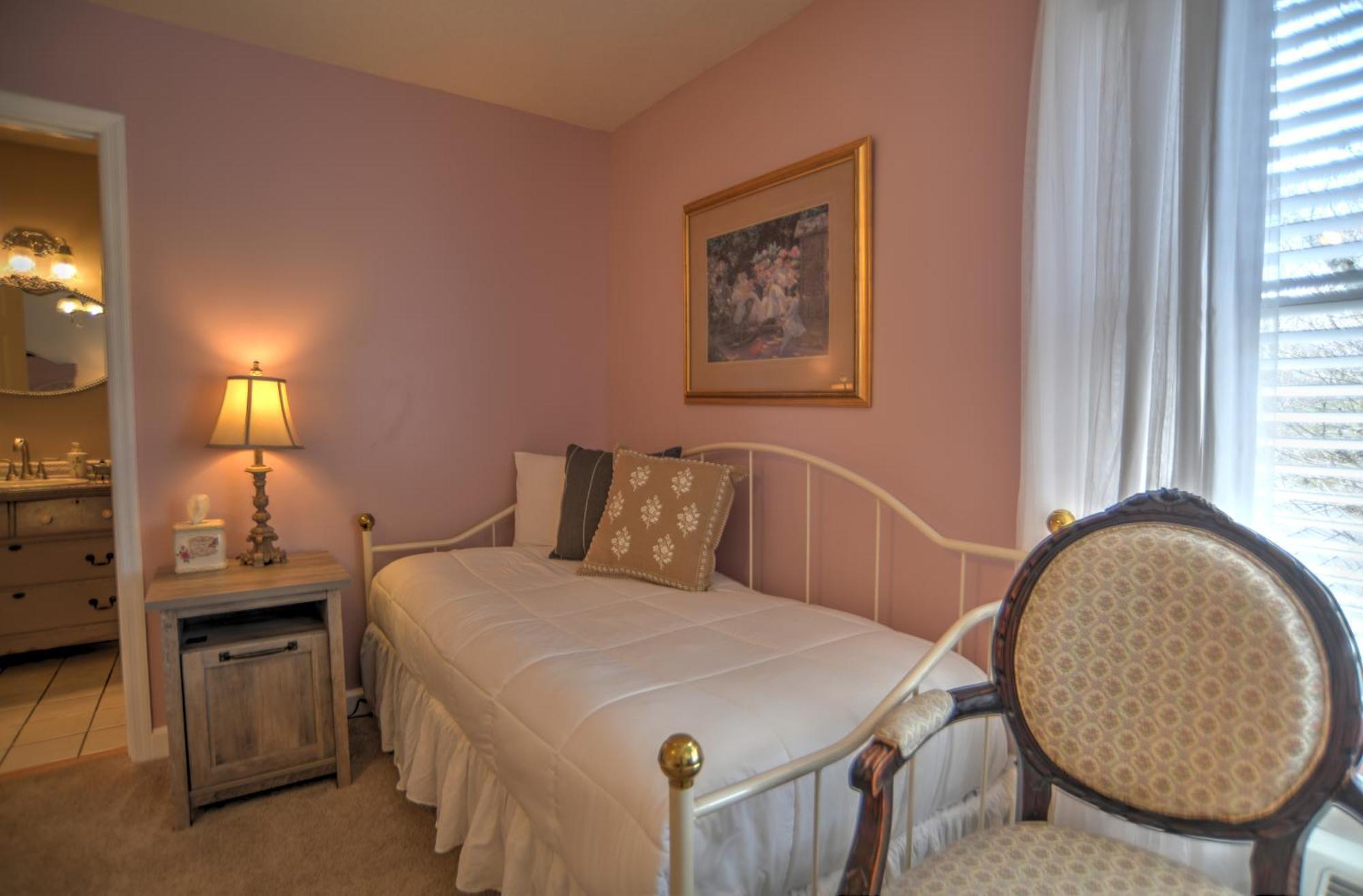 Queen Room with Twin Bed,1602340846:JPEG