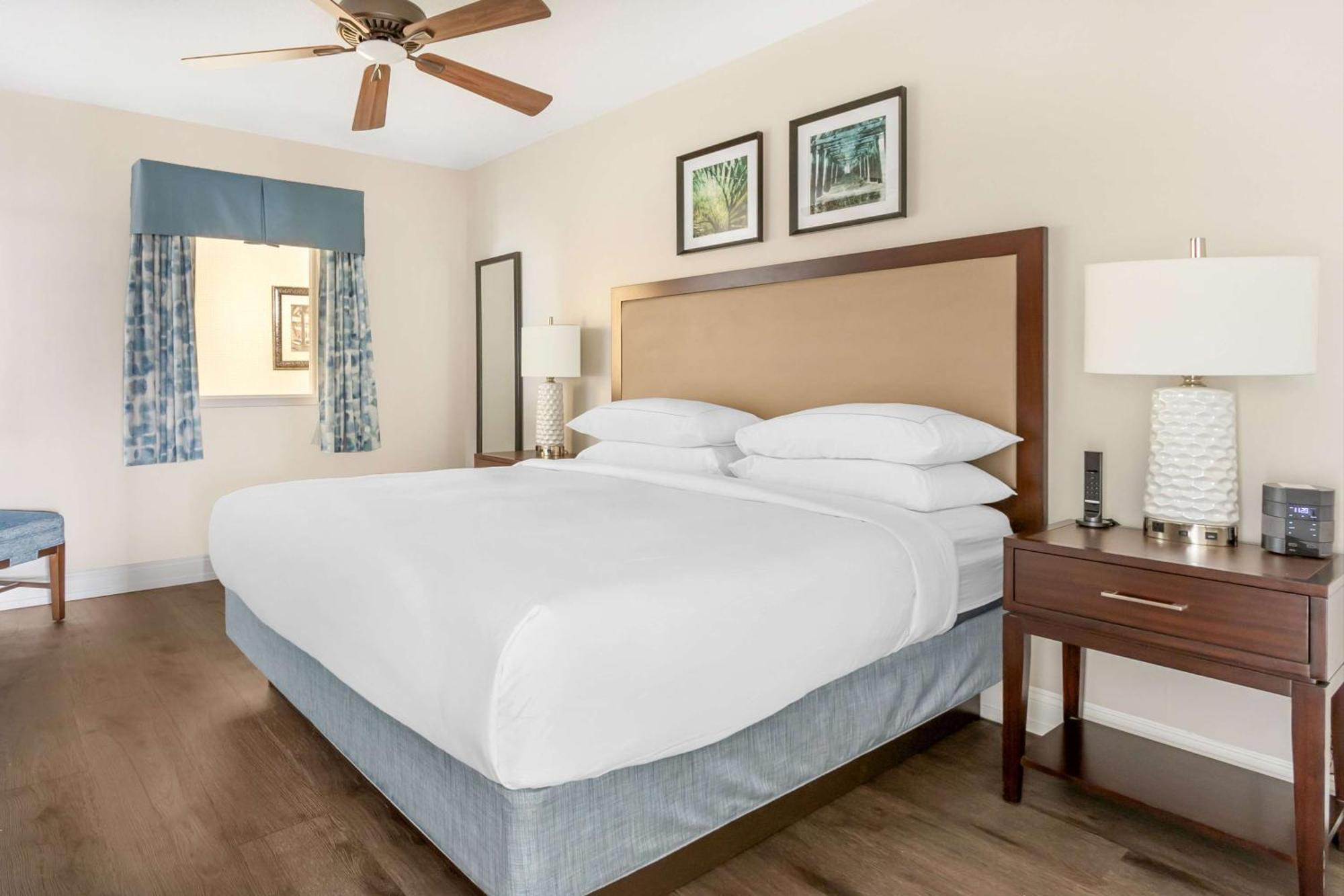 One-Bedroom King Suite with Roll-In Shower and Ocean Front - Hearing Accessible