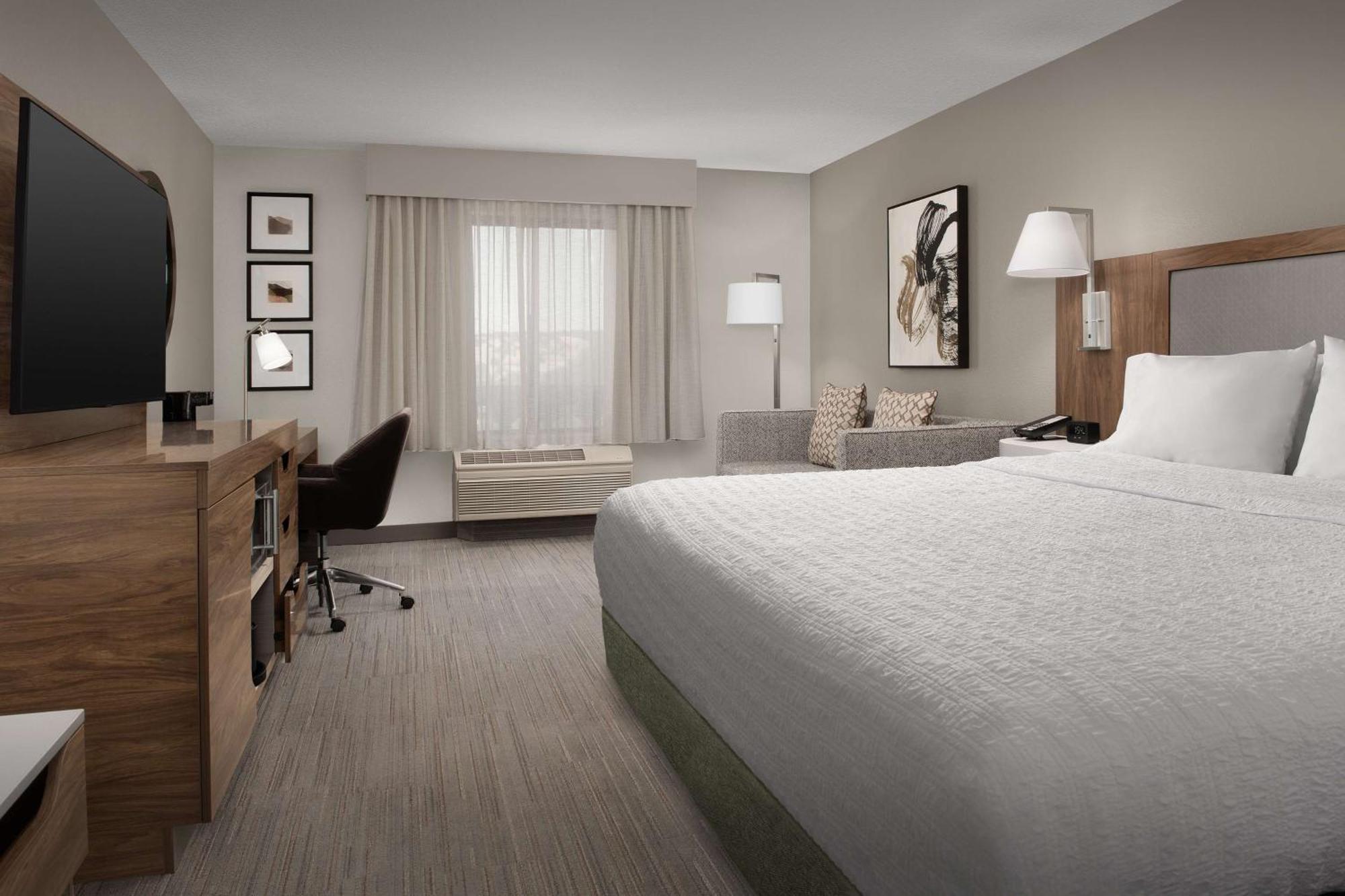 King Room with King Bed - Non-Smoking
