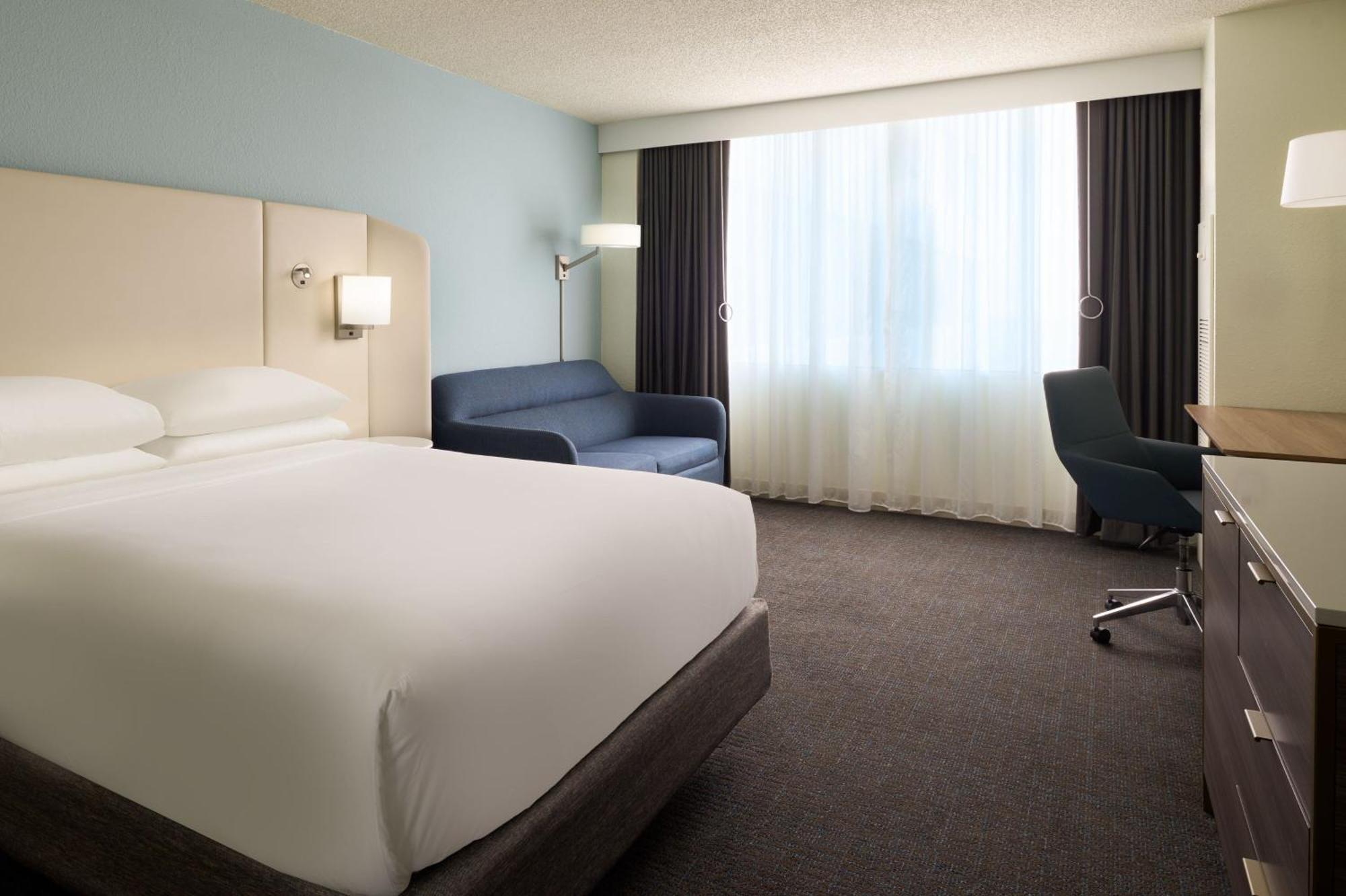 Guest room, 1 Queen, Sofa bed (Mobility Accessible w/Roll-in Shower)