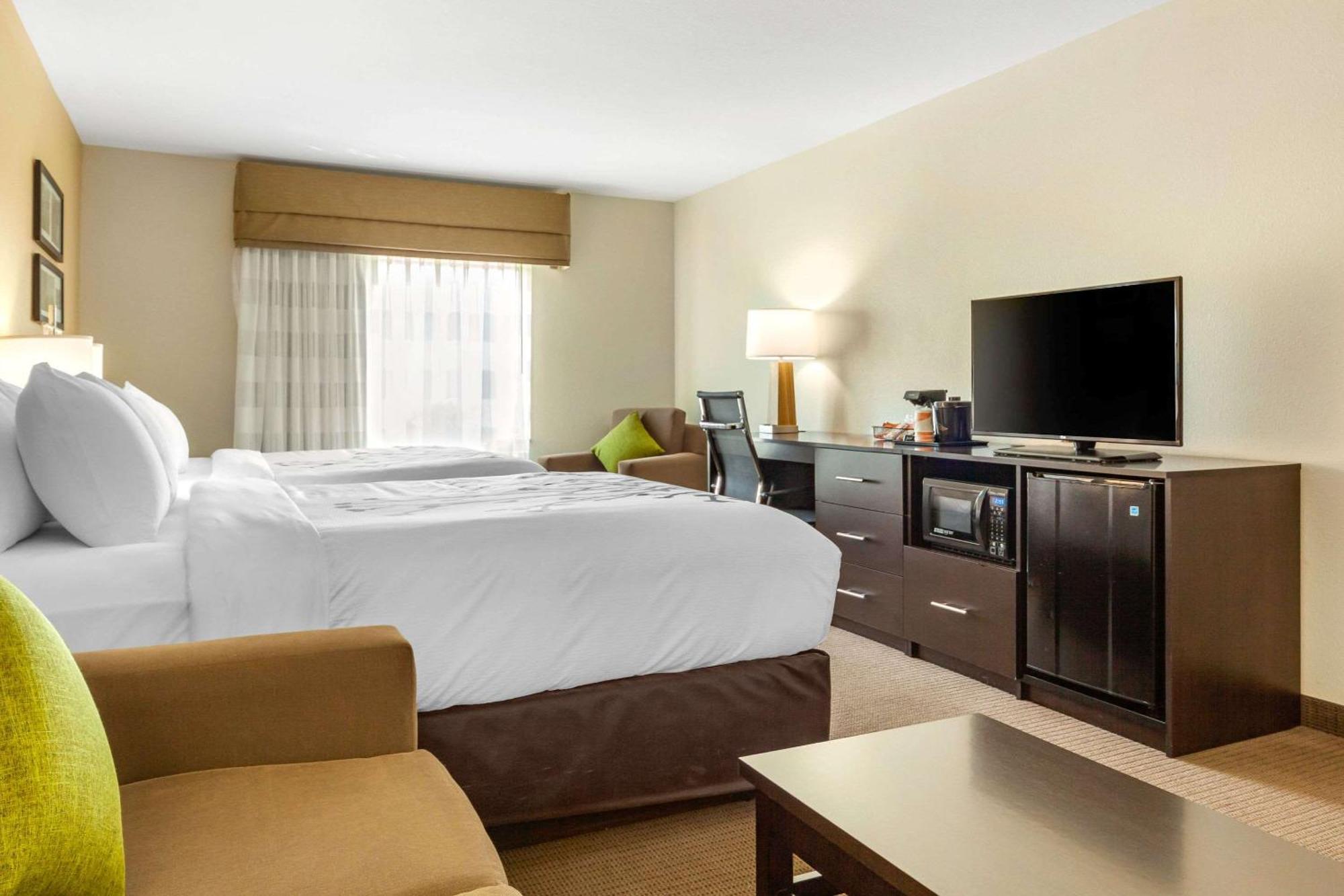 Queen Suite with Two Queen Beds and Sofa Bed - Non-Smoking