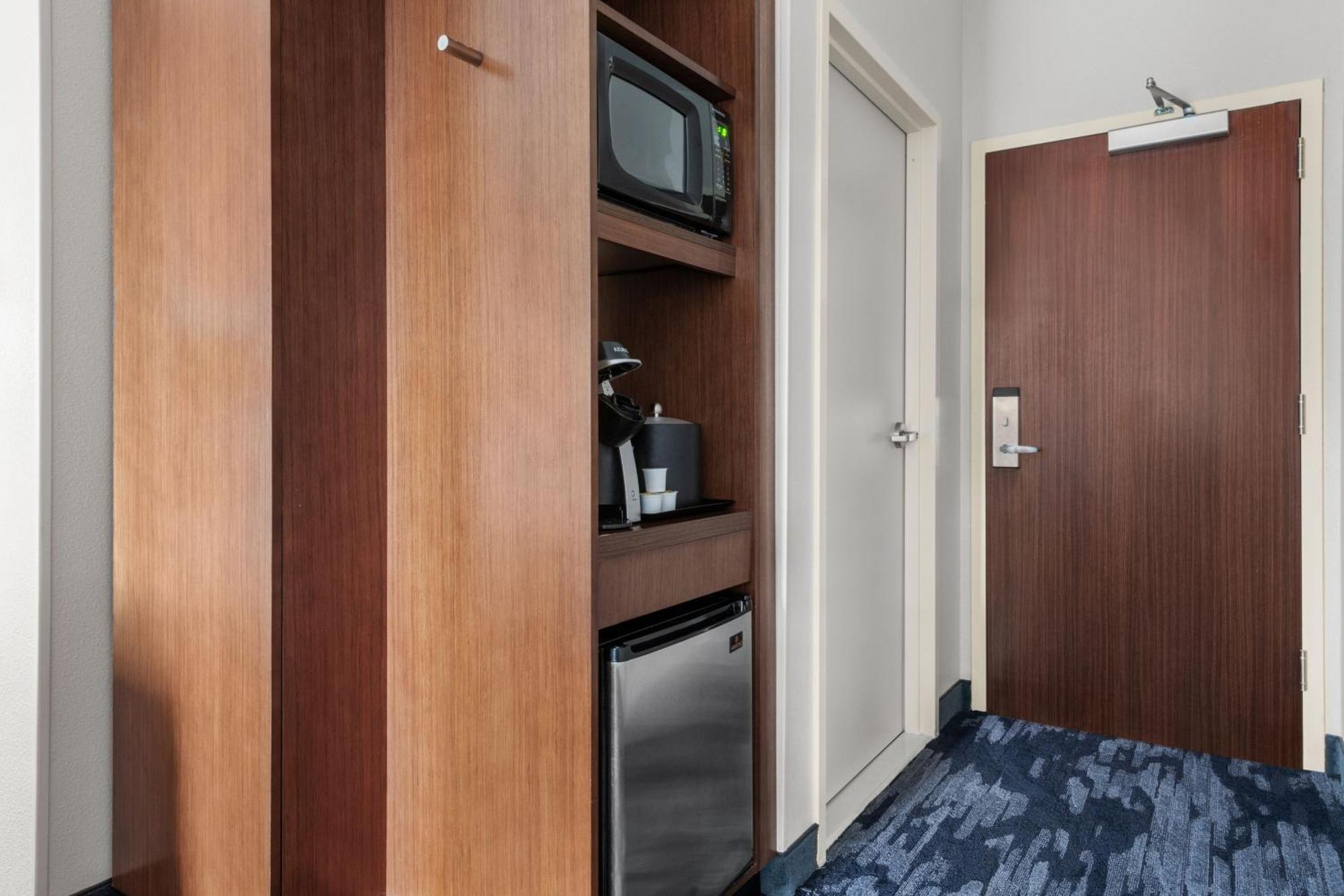 King Room With Roll-in Shower - Mobility And Hearing Accessible