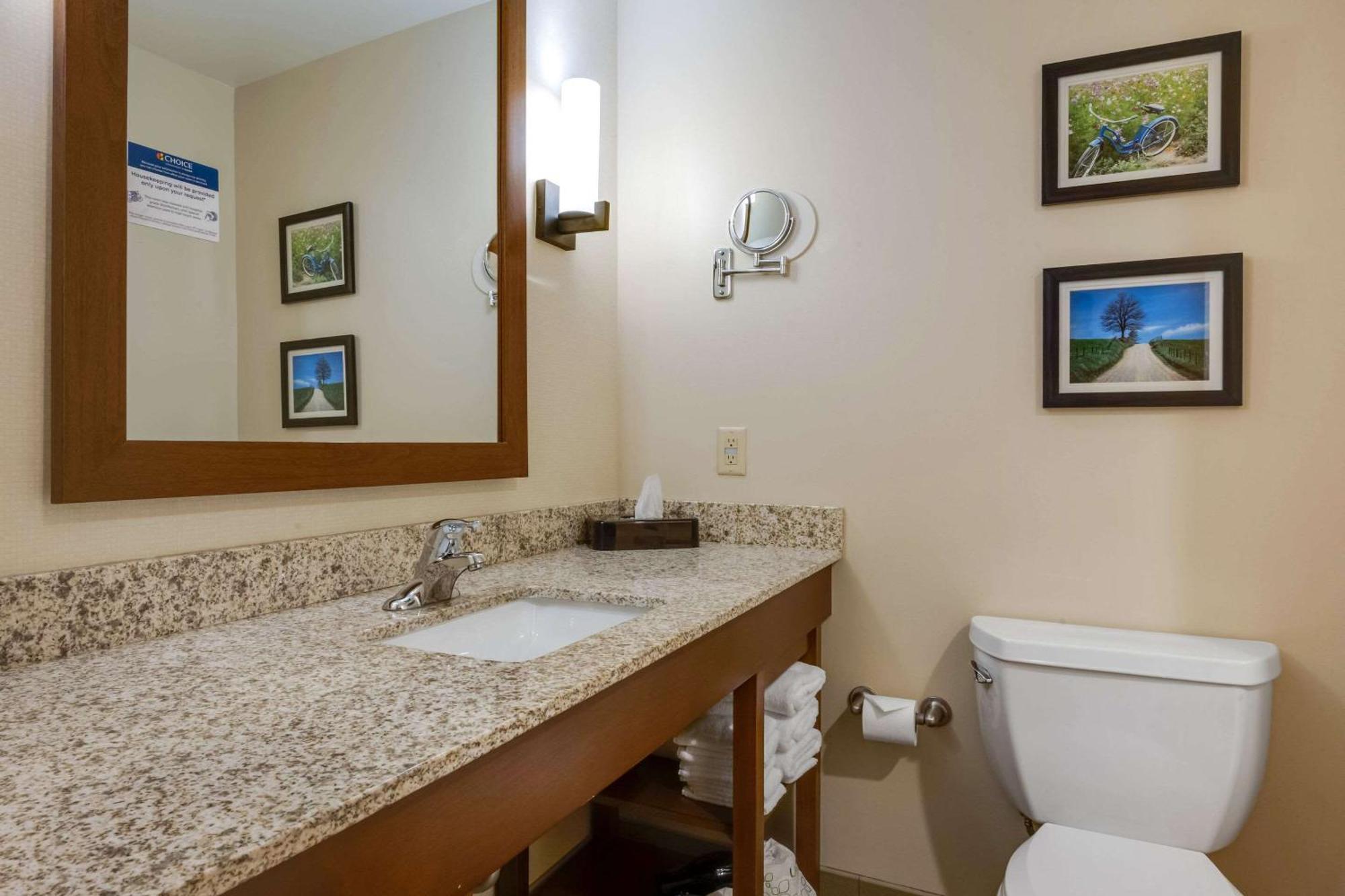 Queen Suite with Two Queen Beds - Non-Smoking/Upper floor,1606057165:JPEG