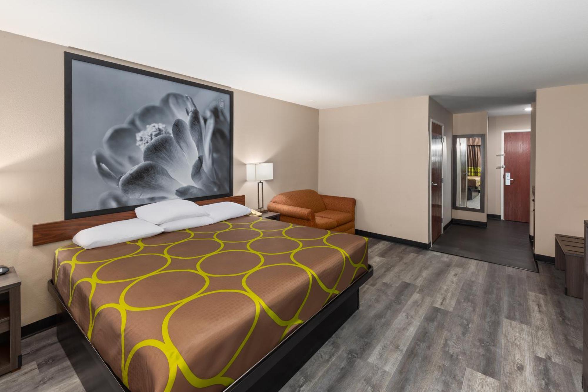 Deluxe King Room with Roll-In Shower - Mobility/Hearing Accessible - Non-Smoking