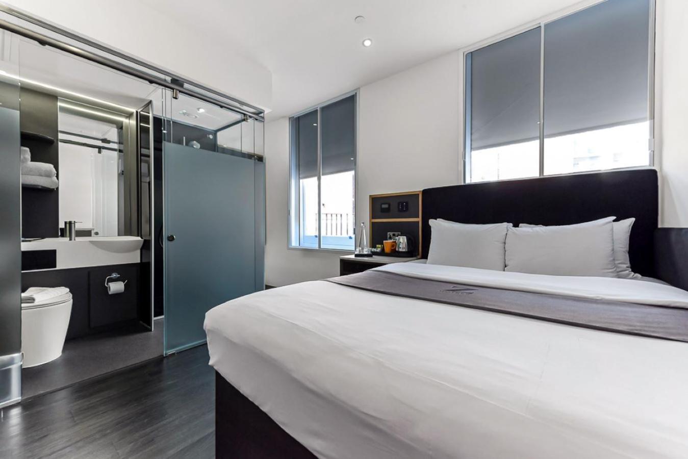 Club Queen Room