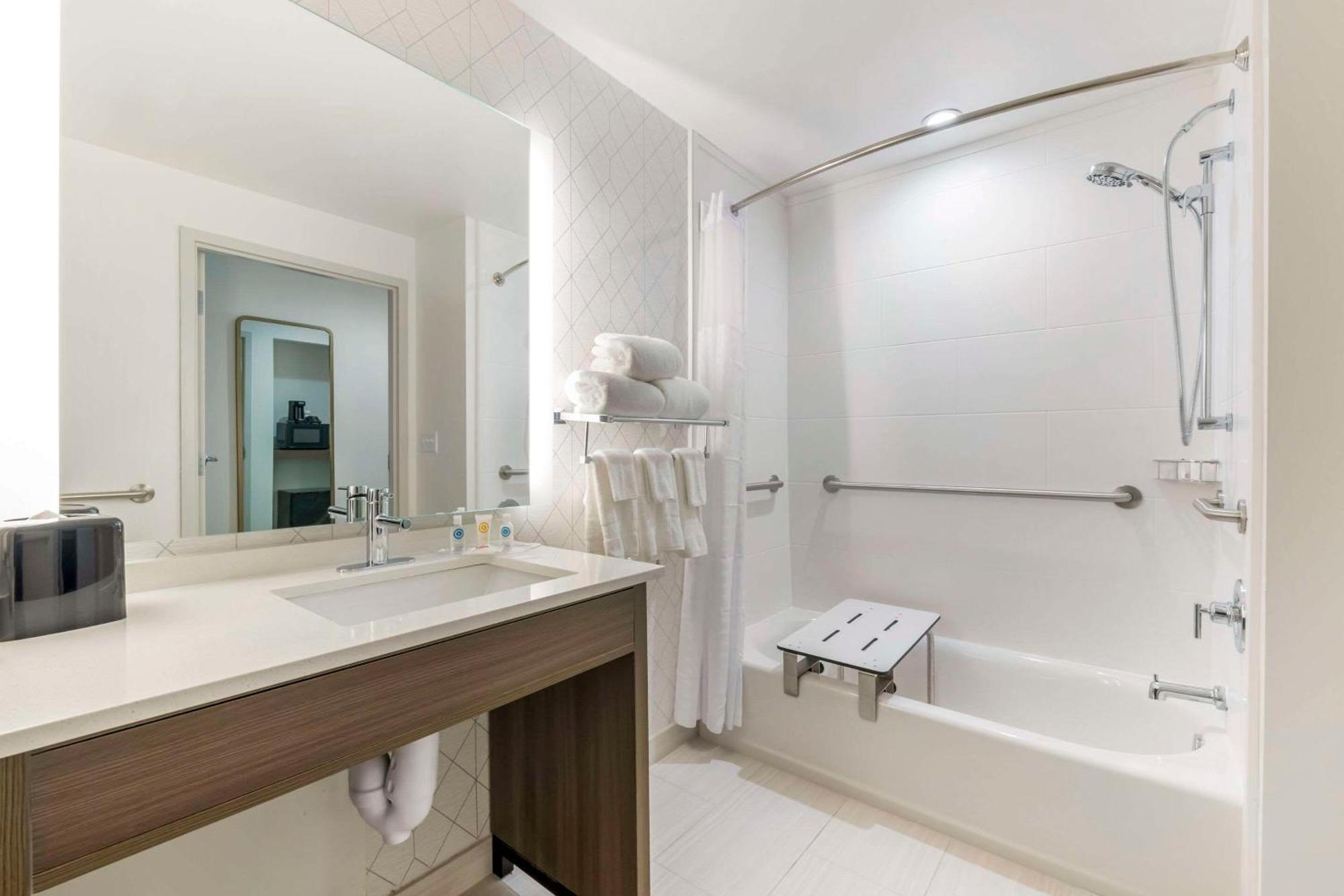 Quadruple Room with Two Queen Beds and Tub - Disability Access/Non Smoking/Interior Corridor,1607312403:JPEG