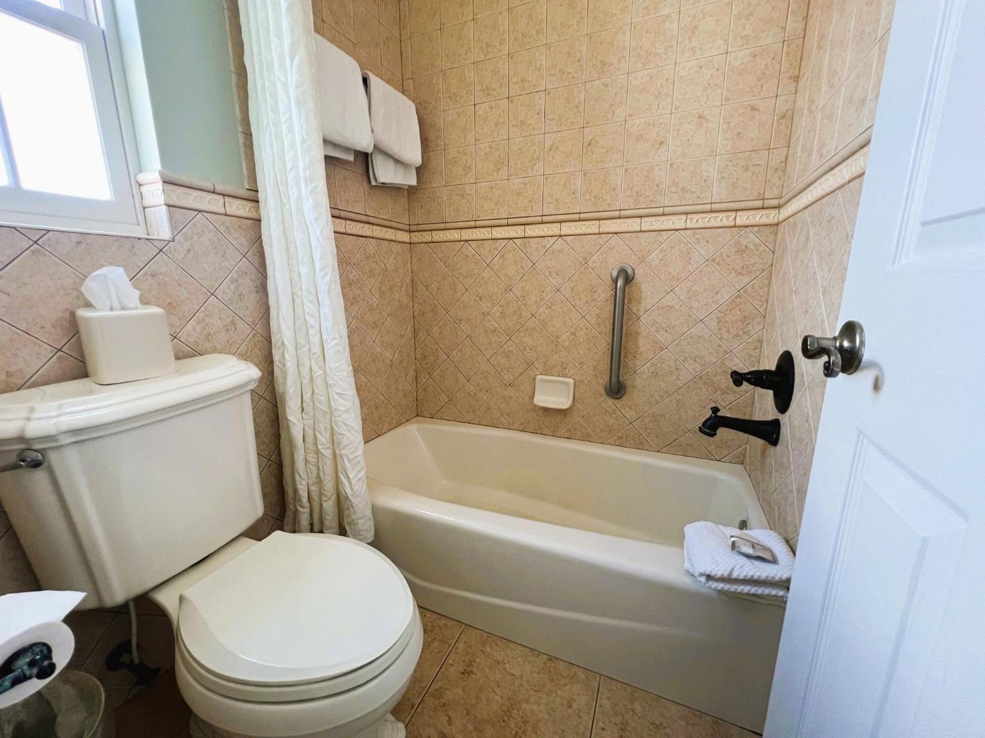 Queen Room,1717054673:JPEG
