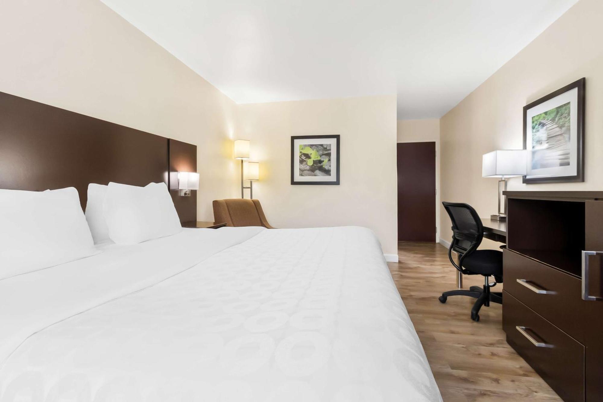 King Room with Bath Tub - Mobility Accessible/Non-Smoking