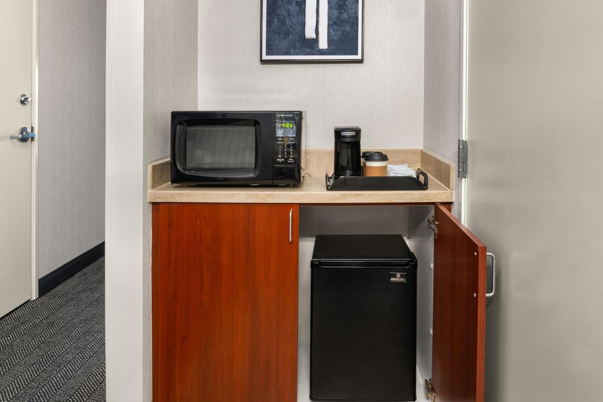 King Room with Roll-in Shower - Mobility Accessible