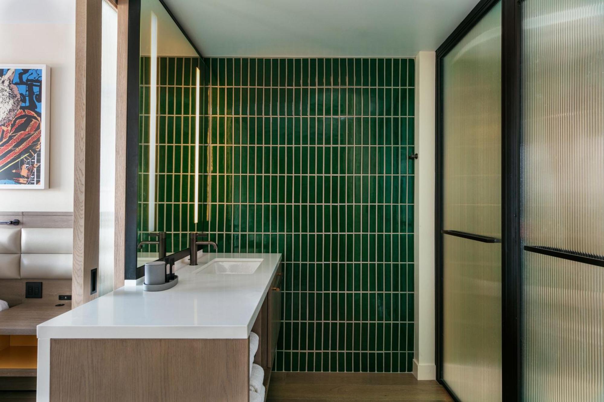 Superior King, 1 King, City View - High Floor/Mobility Accessible with Roll-In Shower
