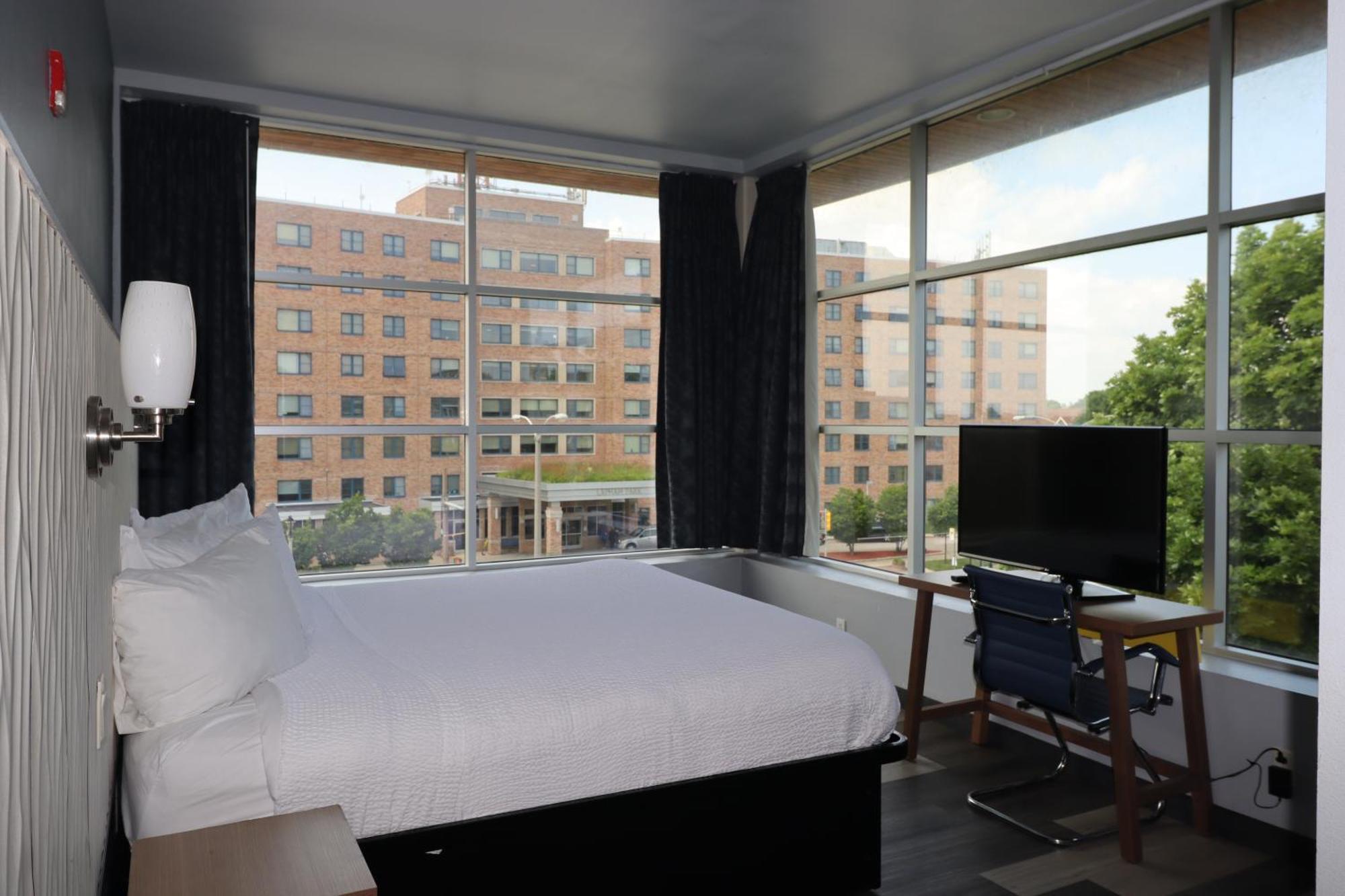 One-Bedroom Queen Suite - Non-Smoking