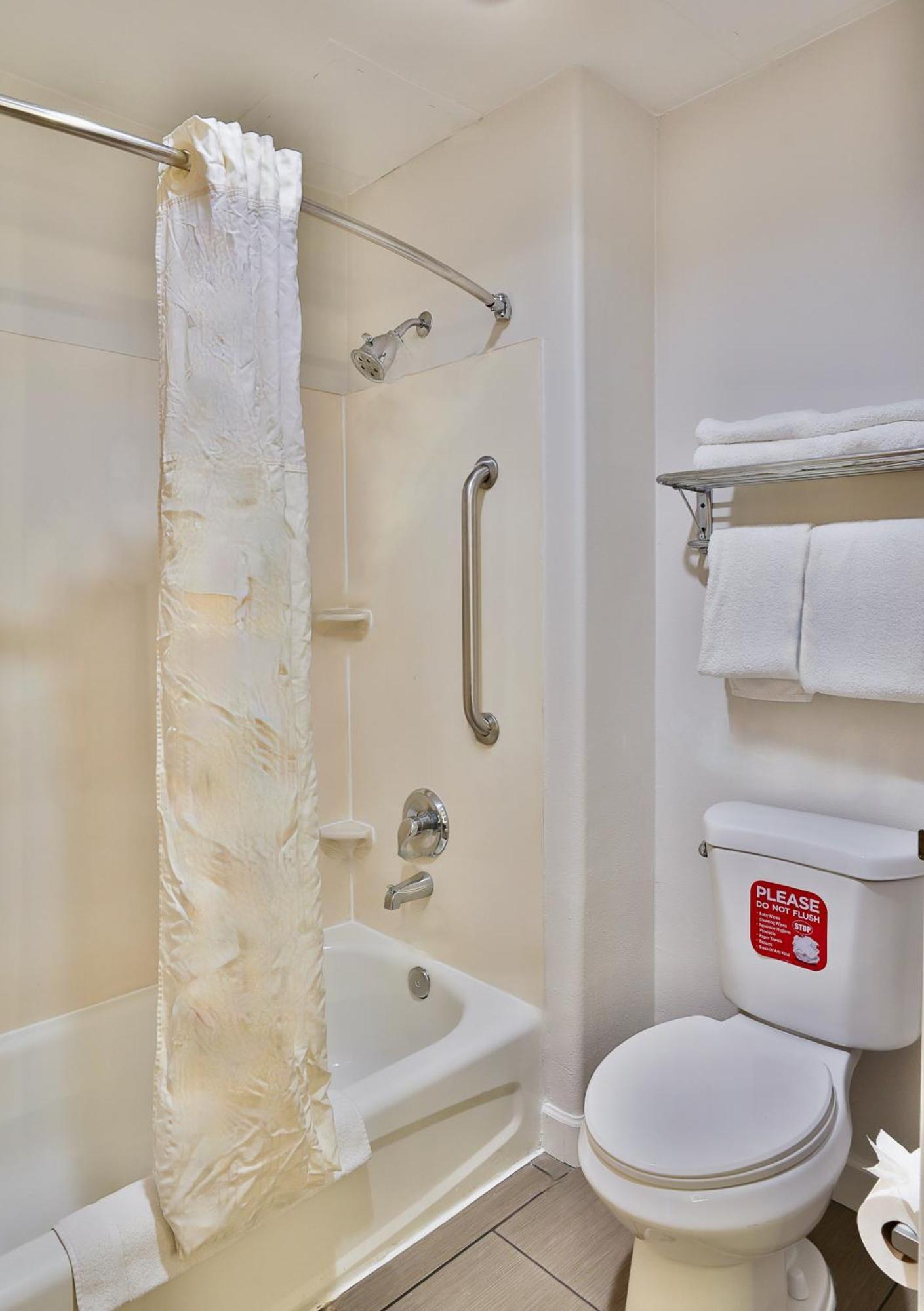 Queen Room with Two Queen Beds - Non-Smoking,1610232893:JPEG