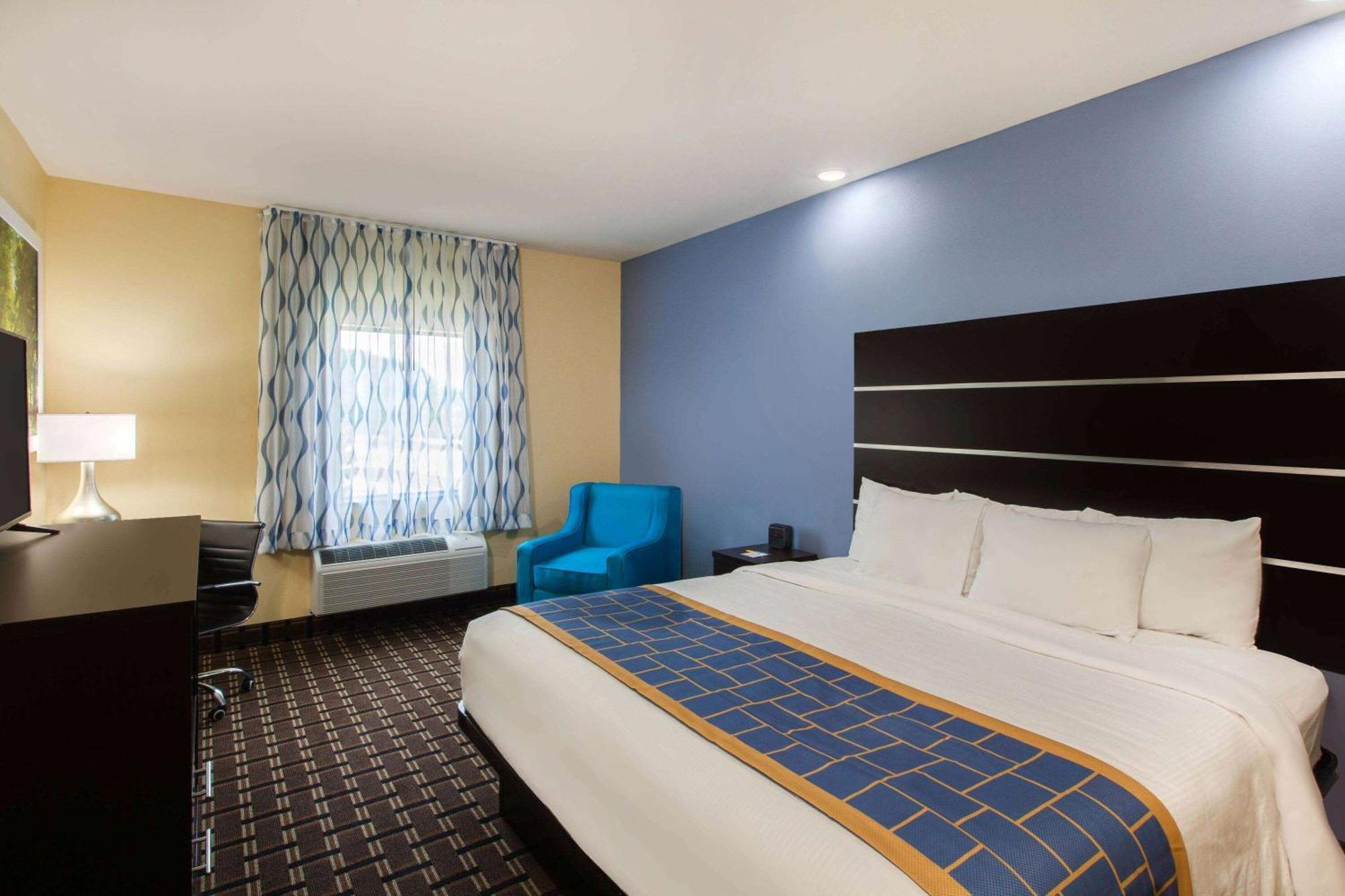 1 King Bed, Non-Smoking