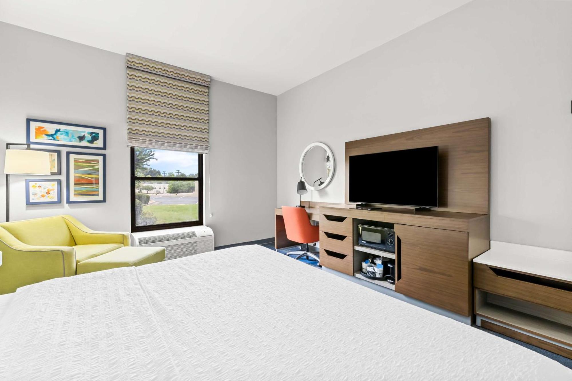 King Room with Accessible Tub - Mobility and Hearing Access/Non-Smoking