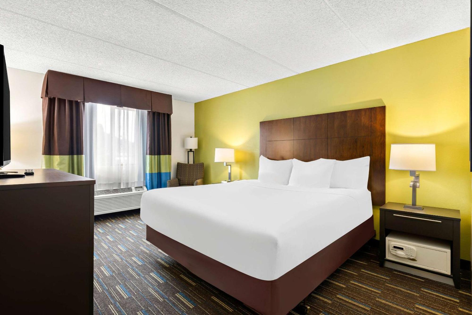 King Room with Accessible Roll in Shower - Non-Smoking,1611113516:JPEG