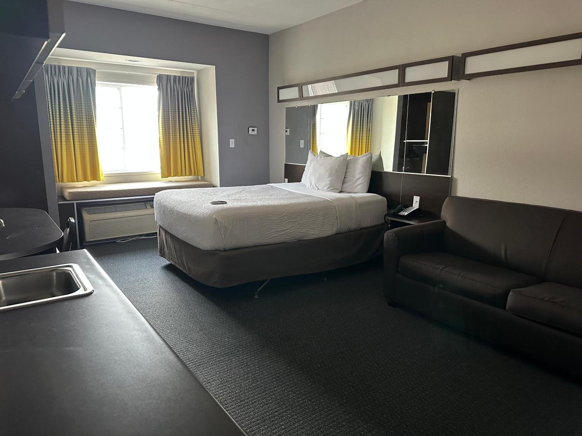 Queen Studio Suite - Mobility Access/Non-Smoking