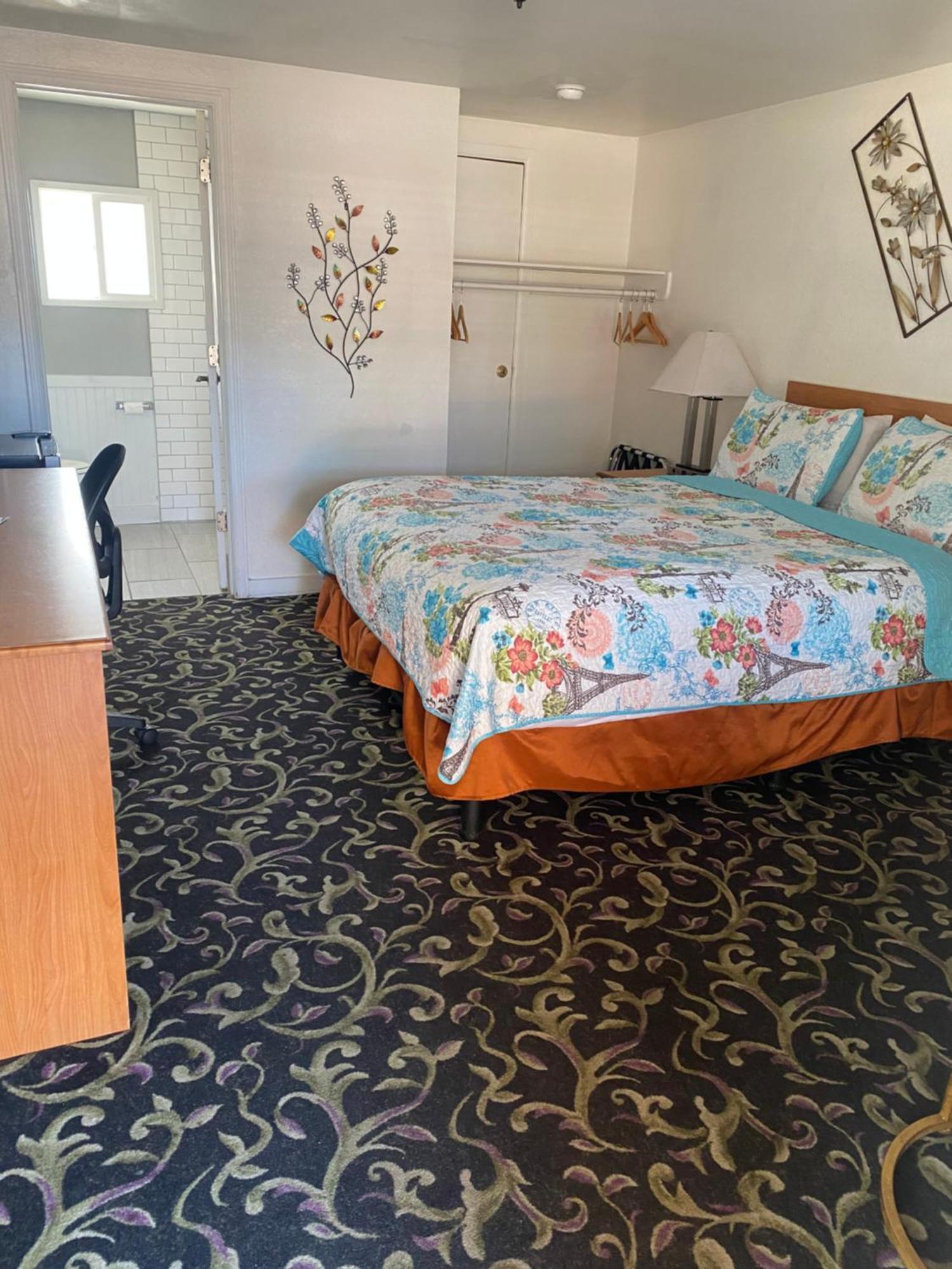 Queen Room,1614354199:JPEG