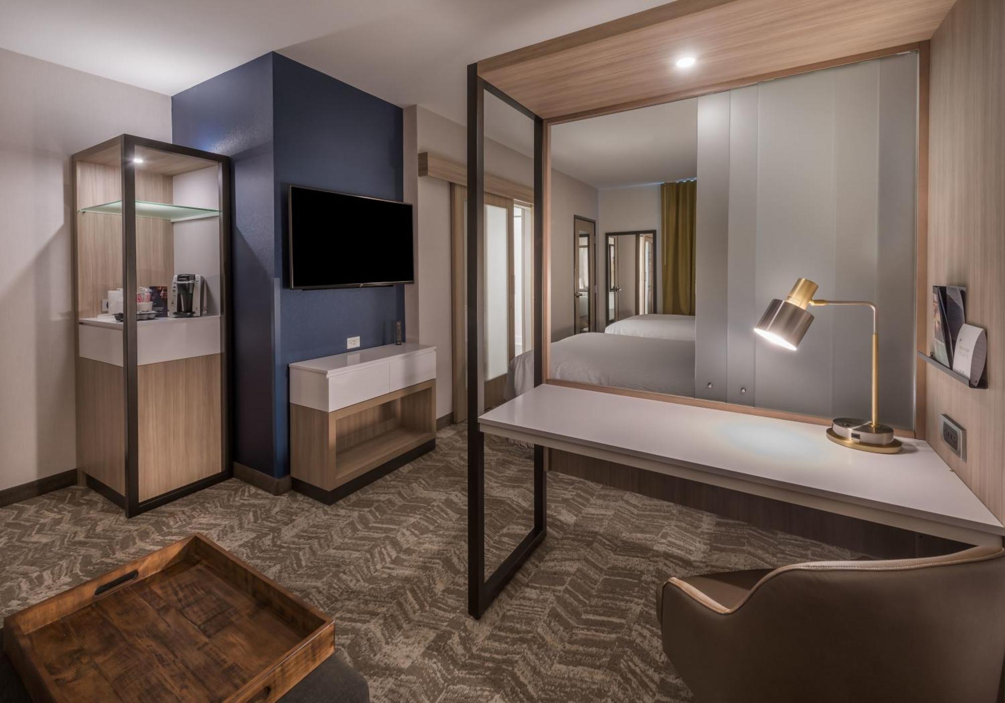Suite, 2 Queen, Sofa bed