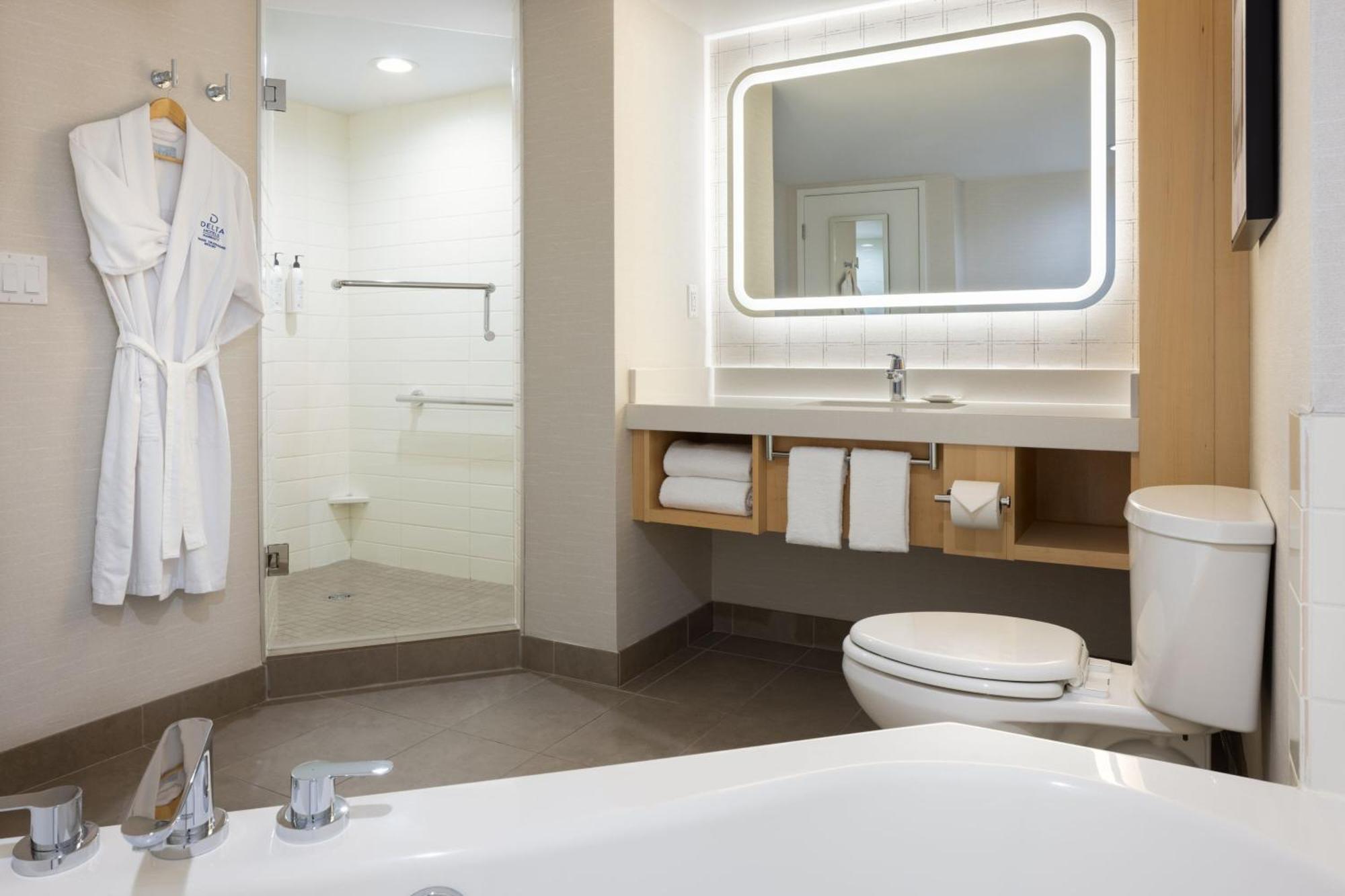Deluxe, Guest room, 2 Queen, Sofa bed