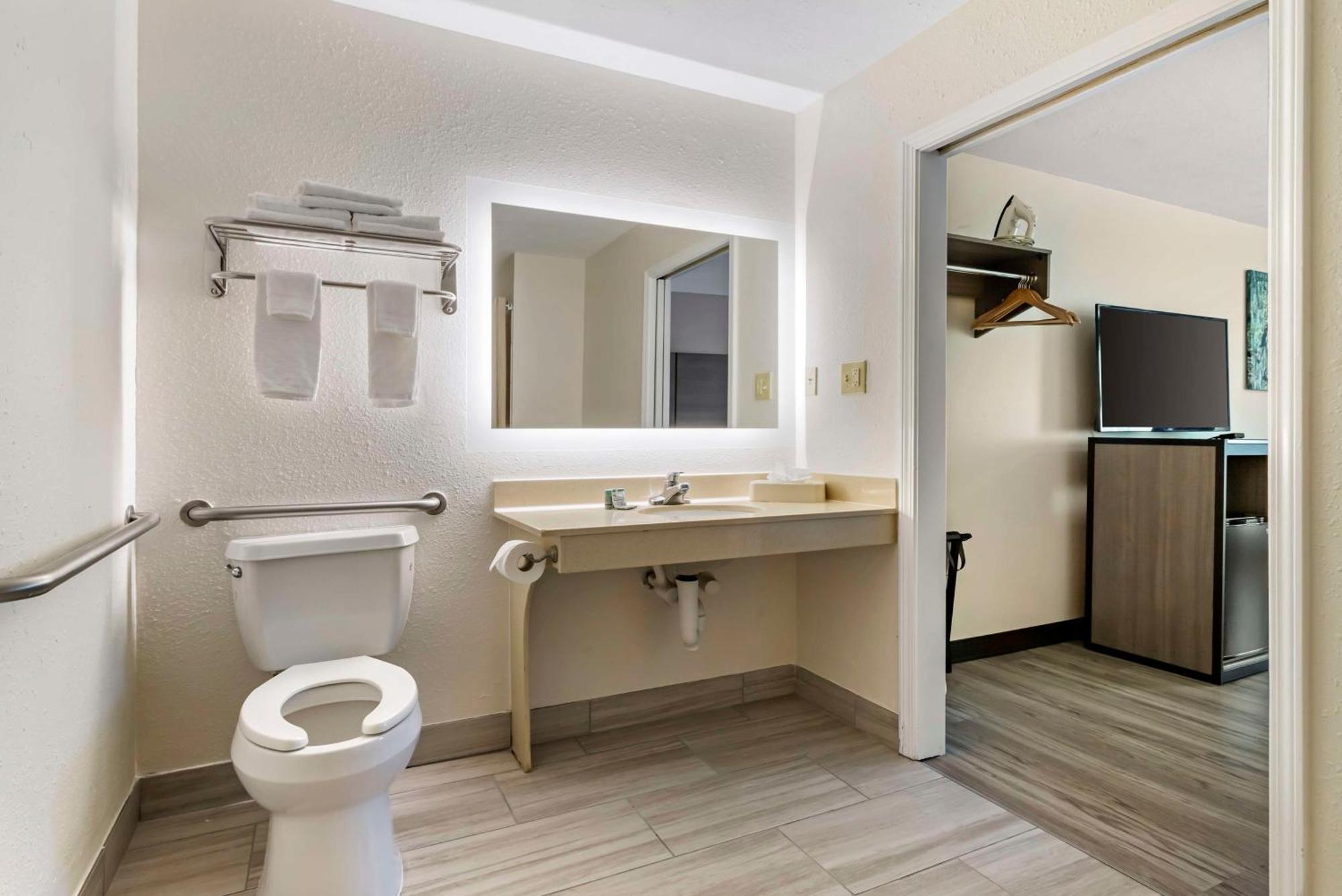 Queen Room with Roll-In Shower - ADA