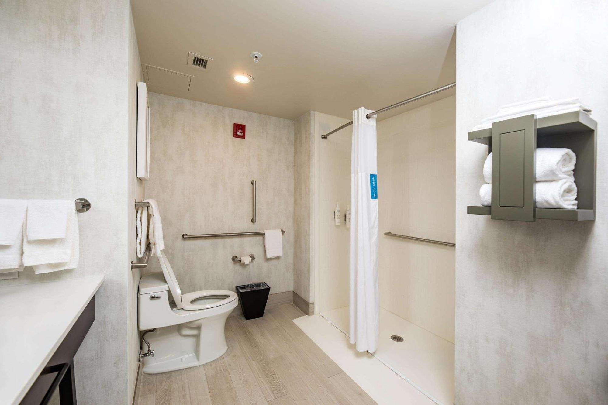 King Room - Mobility/Hearing Accessible,1616427062:JPEG