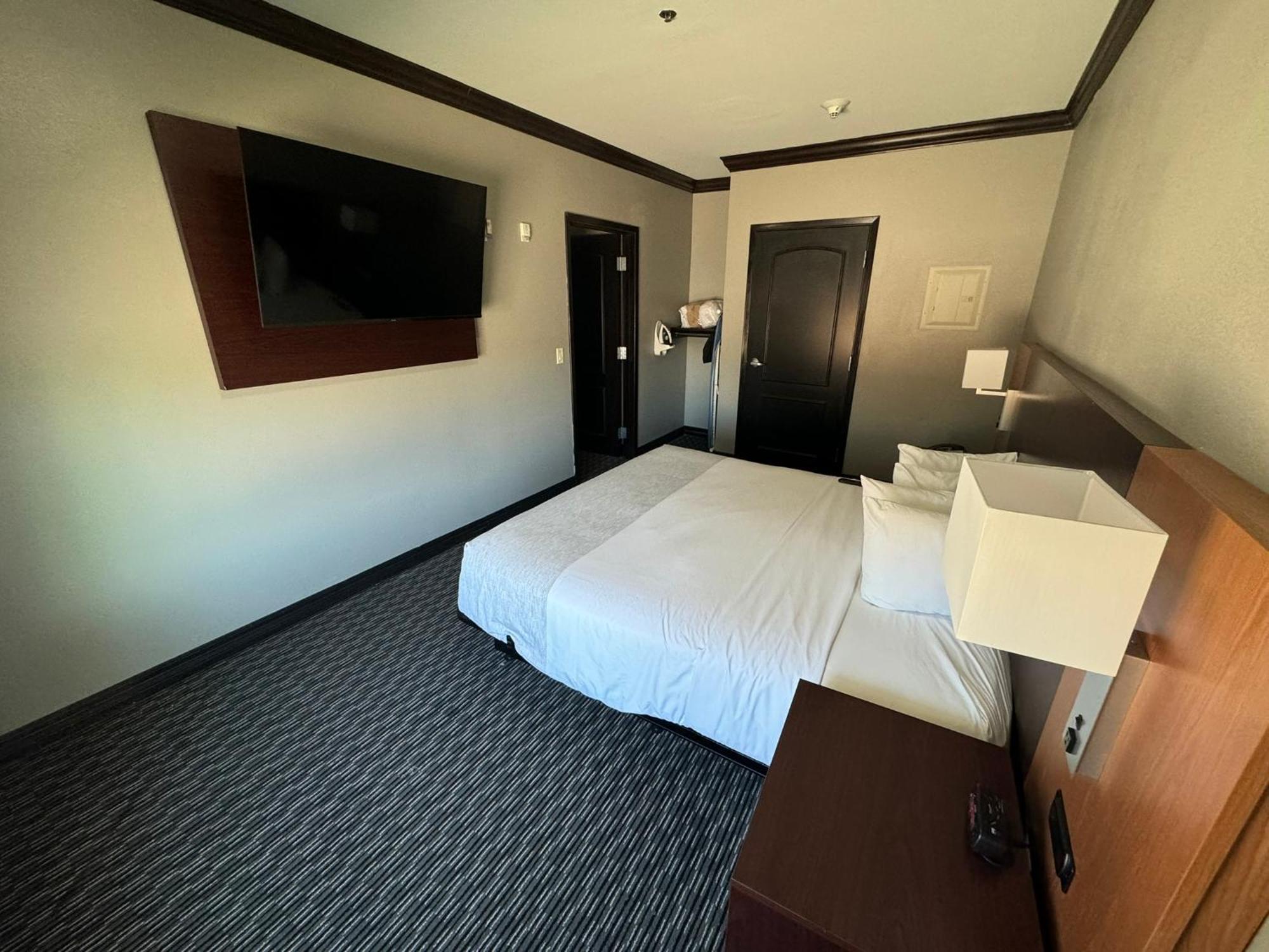 Deluxe King Suite with Tub with Grab Bars - Mobility and Hearing Impaired Access/Non-Smoking,1616427672:JPEG