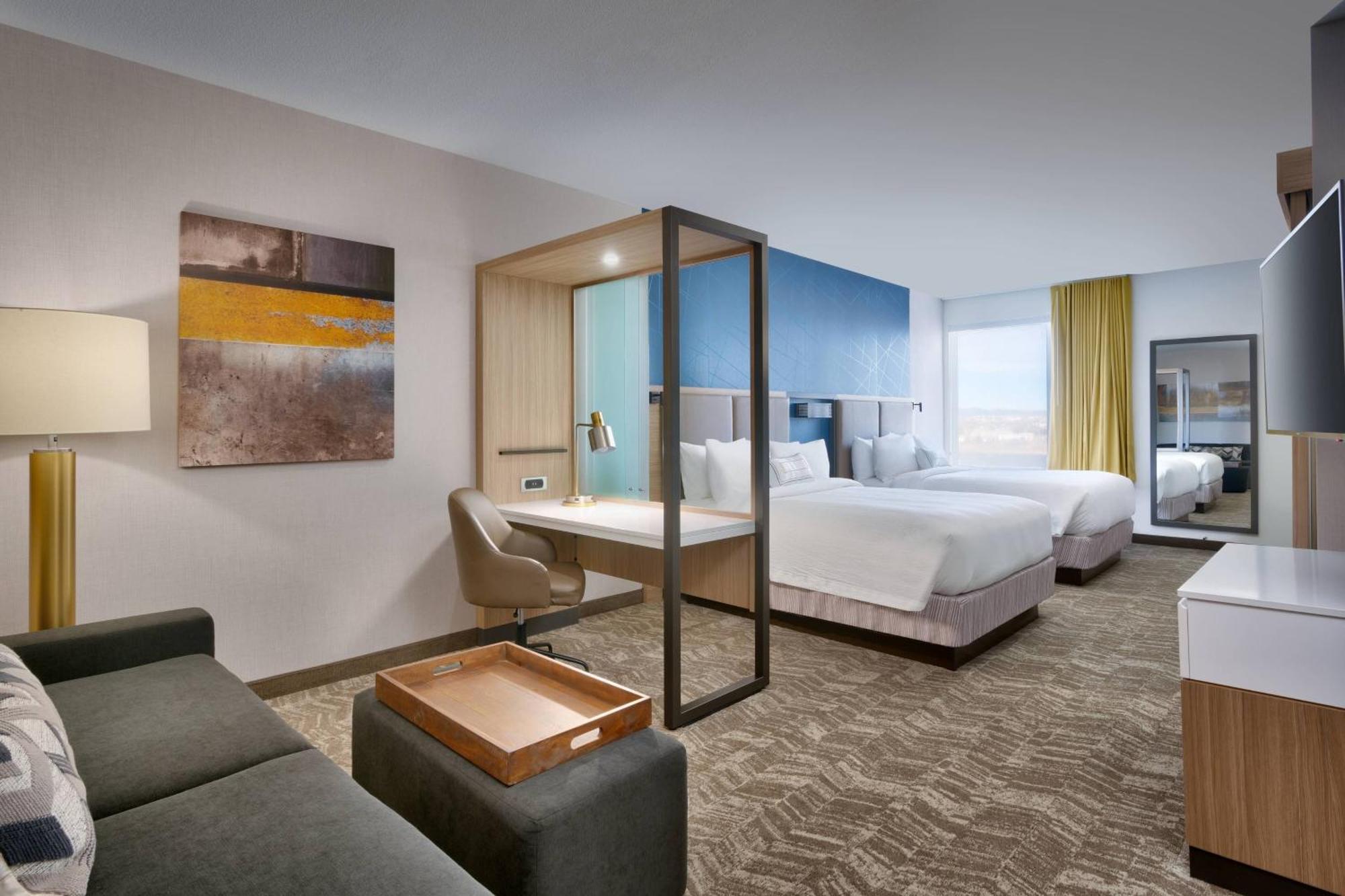Queen Suite with Two Queen Beds, High Floor and Trundle Sofa