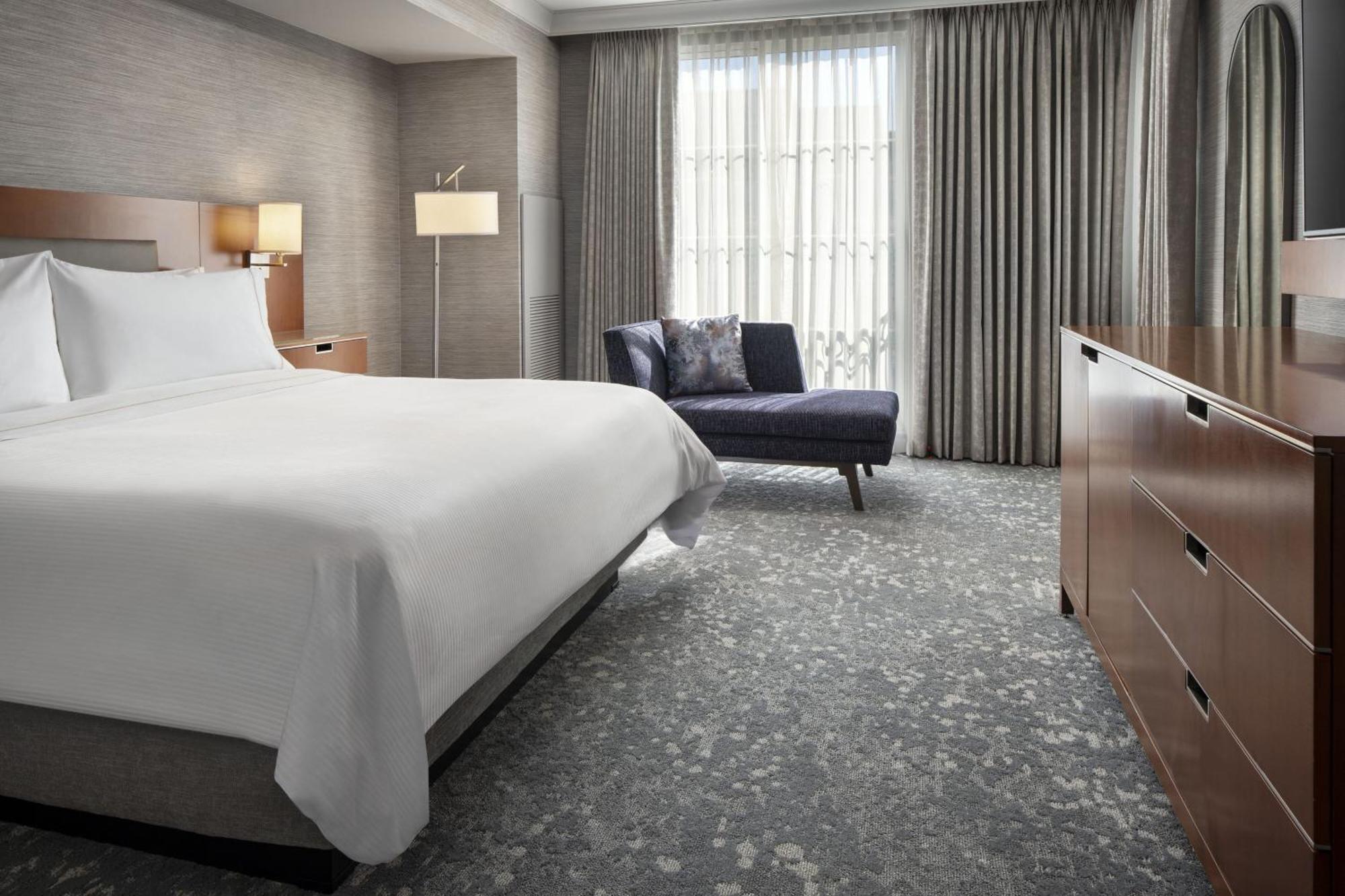 Suite, 1 King, Courtyard view, Top floor, Balcony (Mobility Accessible w/ Tub)
