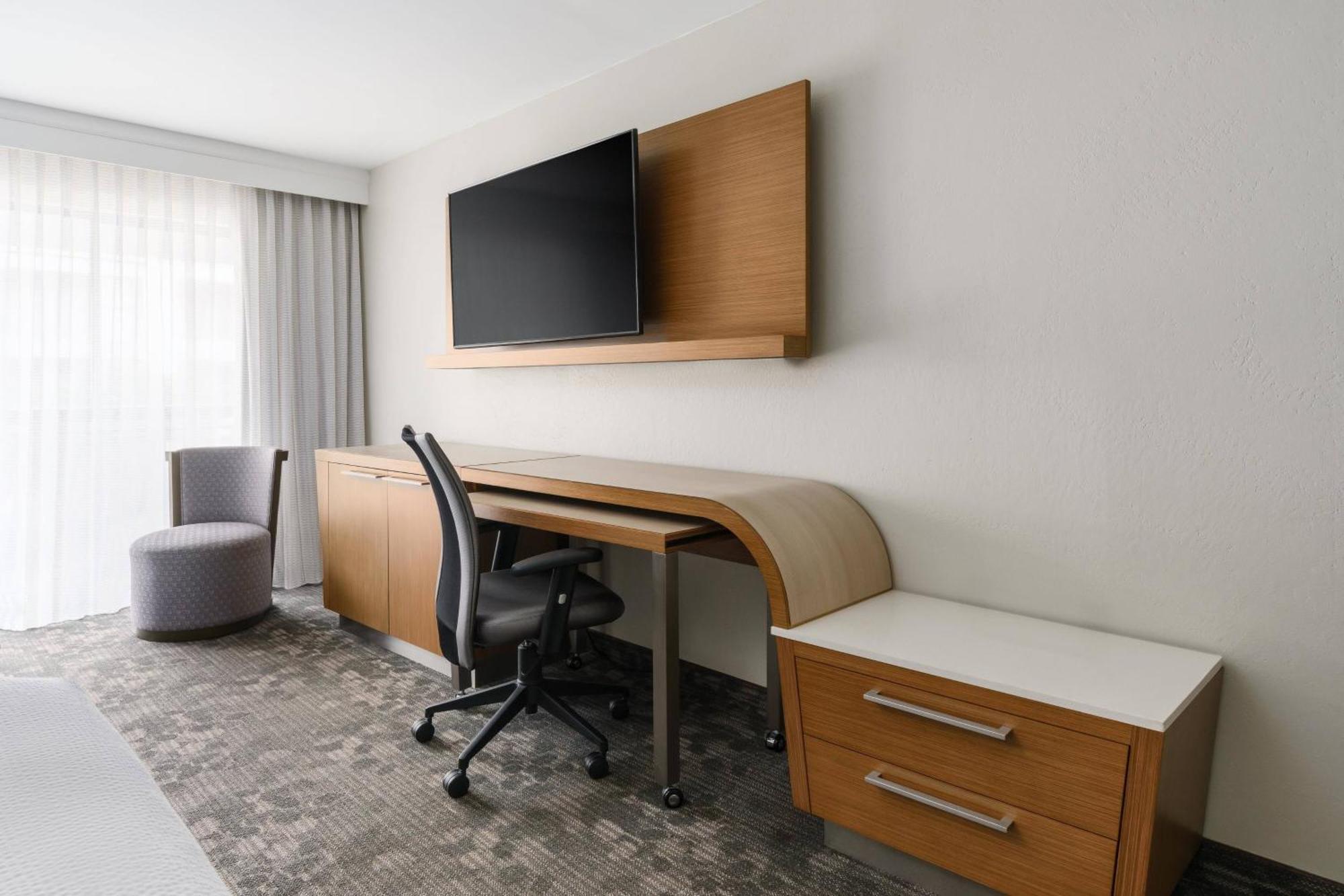 Queen Room with Two Queen Beds, Pool View and Balcony
