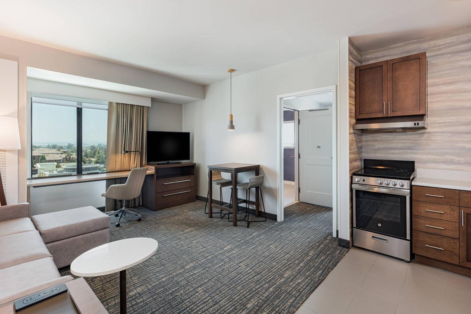 1 Bedroom Suite, 1 King, Sofa bed, City view