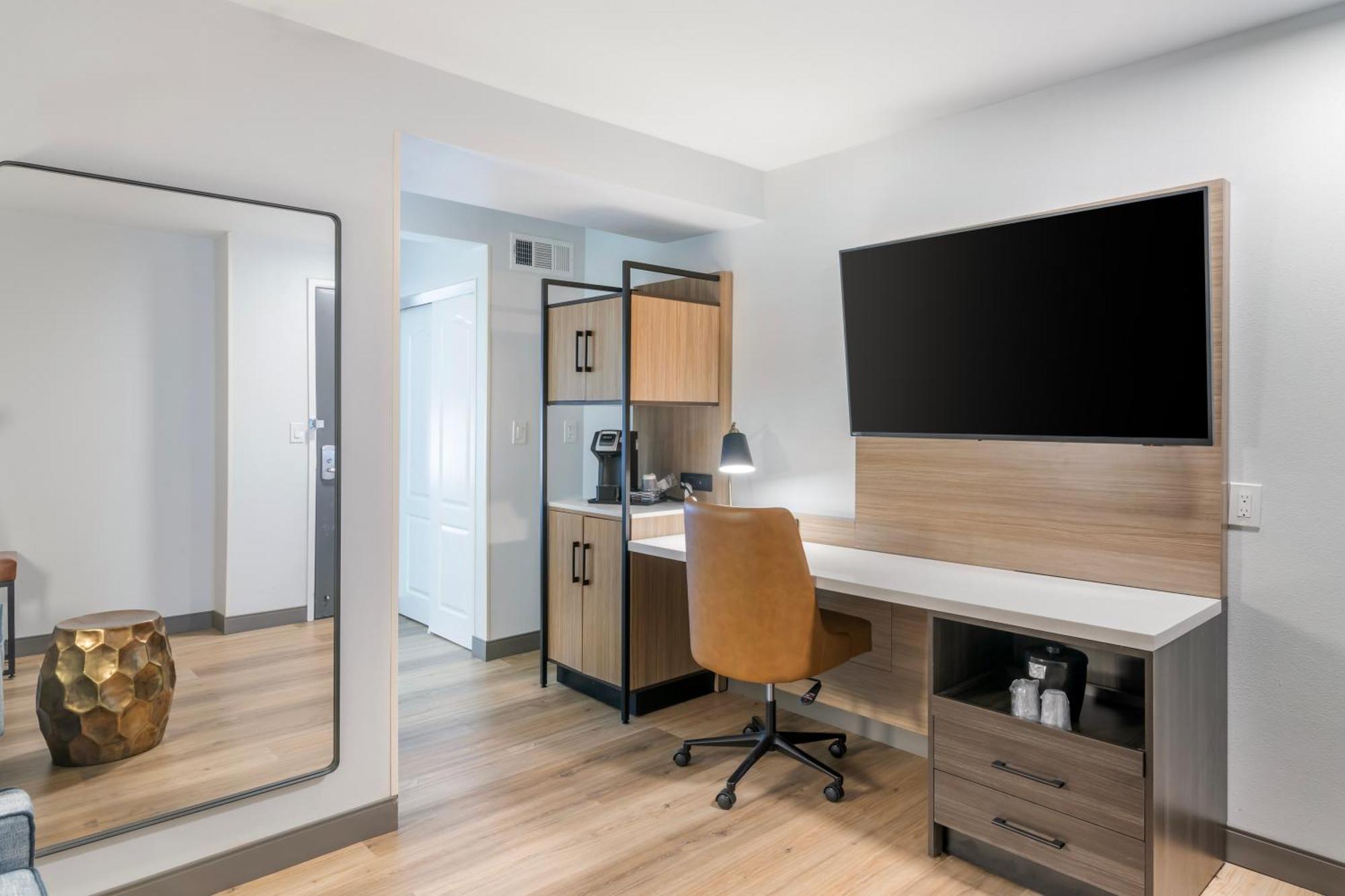 One-Bedroom King Suite - Non-Smoking,1617457227:JPEG