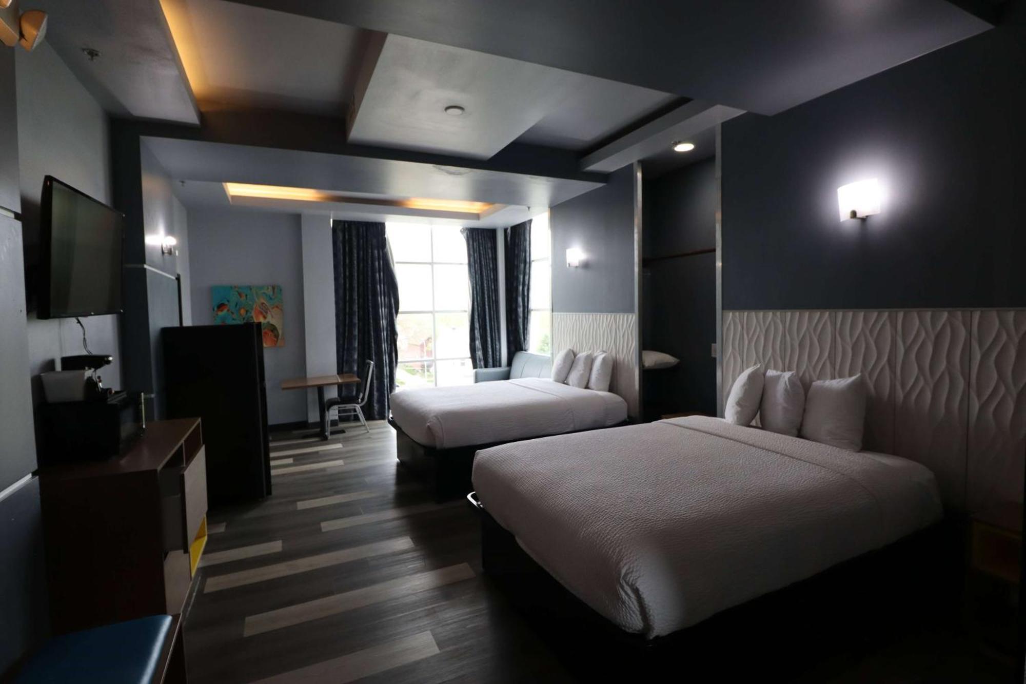 Deluxe Queen Room with Two Queen Beds - Non-Smoking