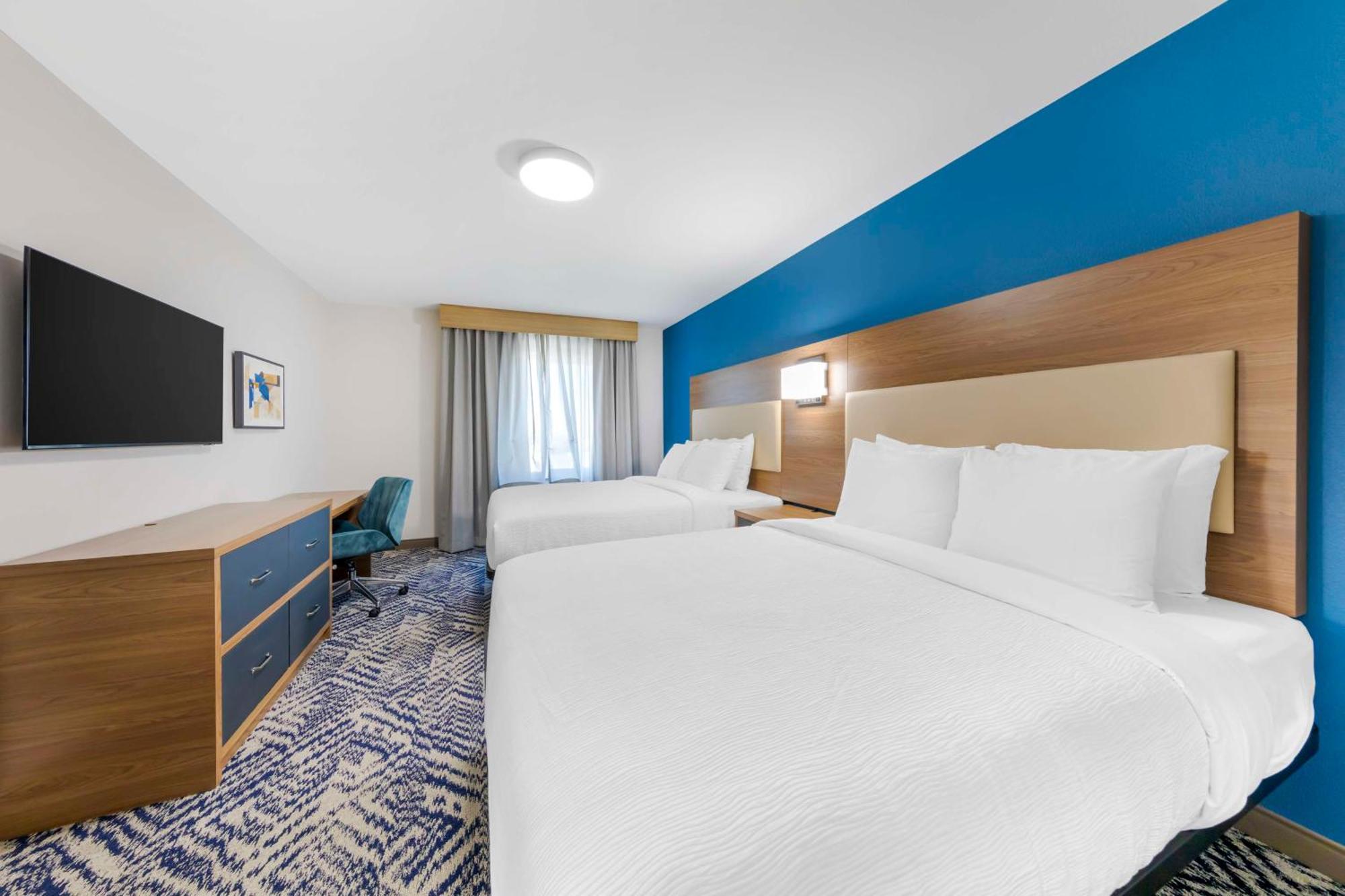 Two-Bedroom Suite with Three Queen Beds - Non-Smoking