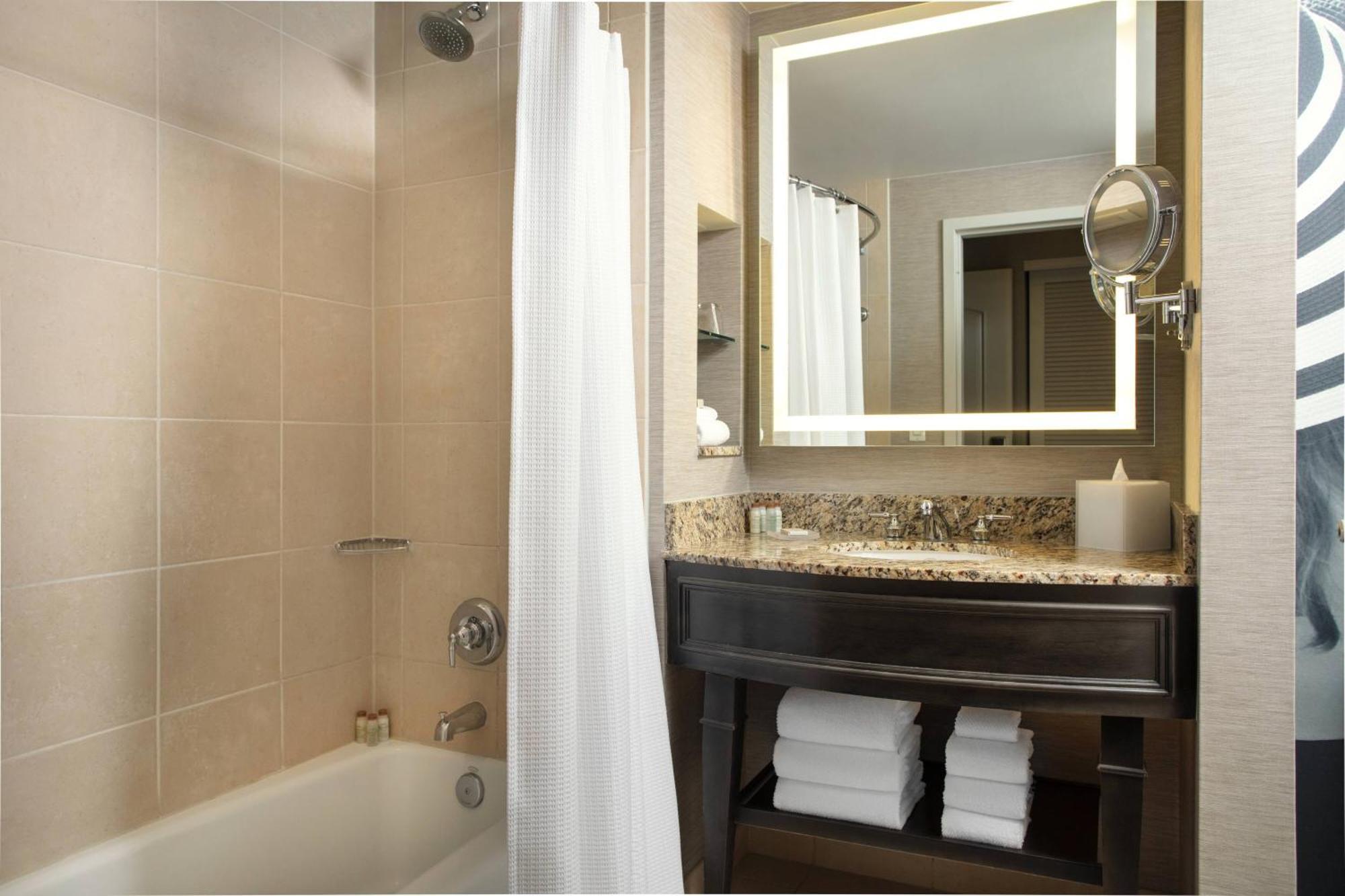 Executive 2 Queen Room - Larger, Courtyard View, Corner